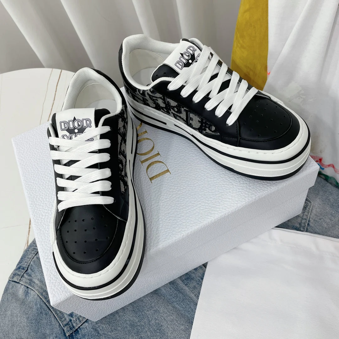 Новинка сезона весна/лето 2022 от Dior - Белые кроссовки на платформе - 1