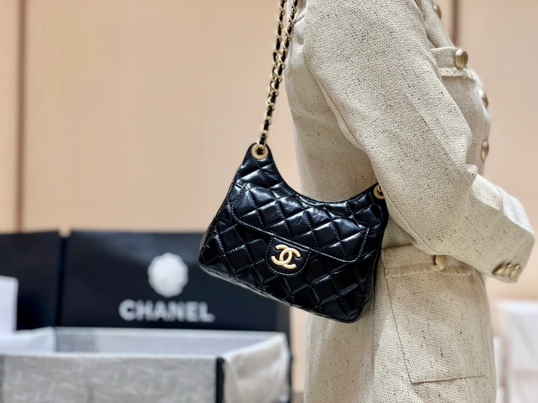Сумка-хобо Chanel 23c из коллекции ?Ранняя весна? — черная кожа, обработанная маслом.