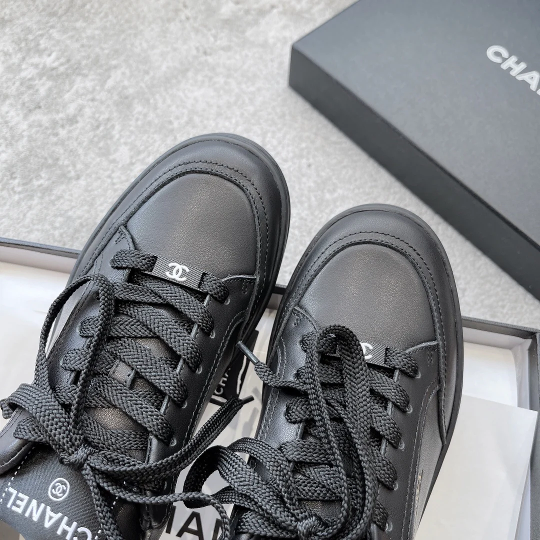 Новинка сезона весна/лето 2023 от Chanel - кроссовки с золотистой отделкой - черные.