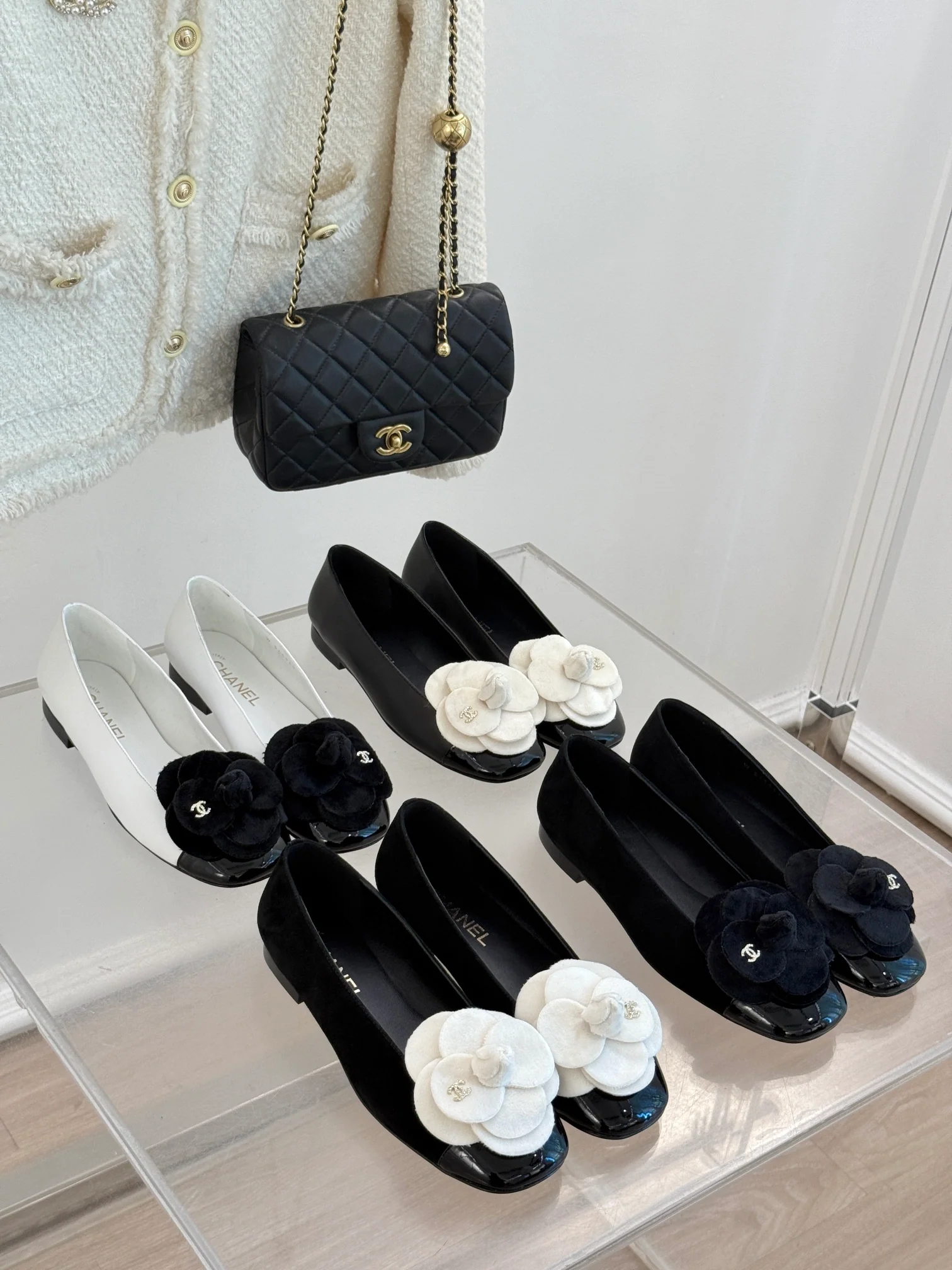 Туфли на низком каблуке Chanel Camellia 2024 — изображение из коллекции.