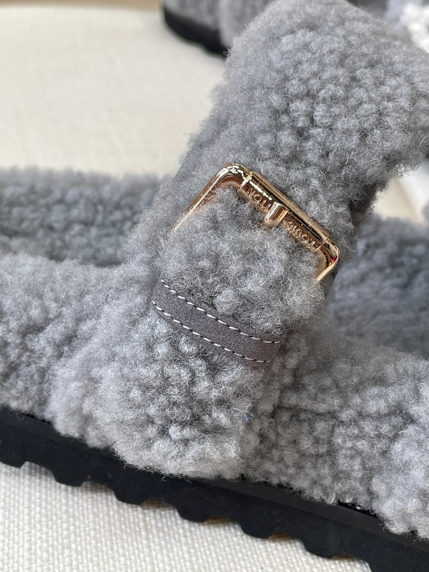 LV - Новинка сезона осень/зима 2022 - Тапочки из овечьей шерсти