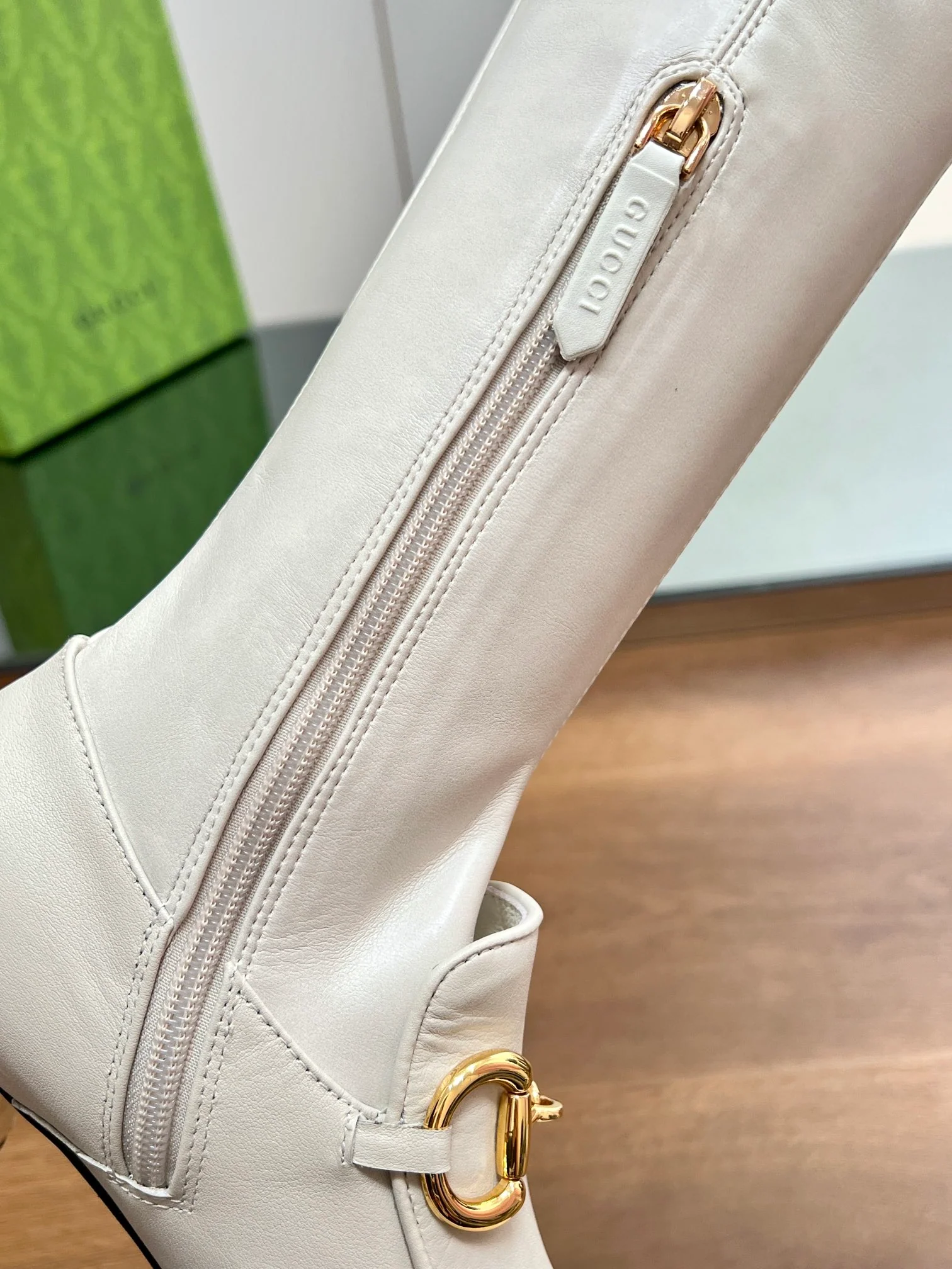 Новинка начала осени 2023 года от Gucci — Эластичные ботфорты с пряжкой ?Конская уздечка? — Белые.