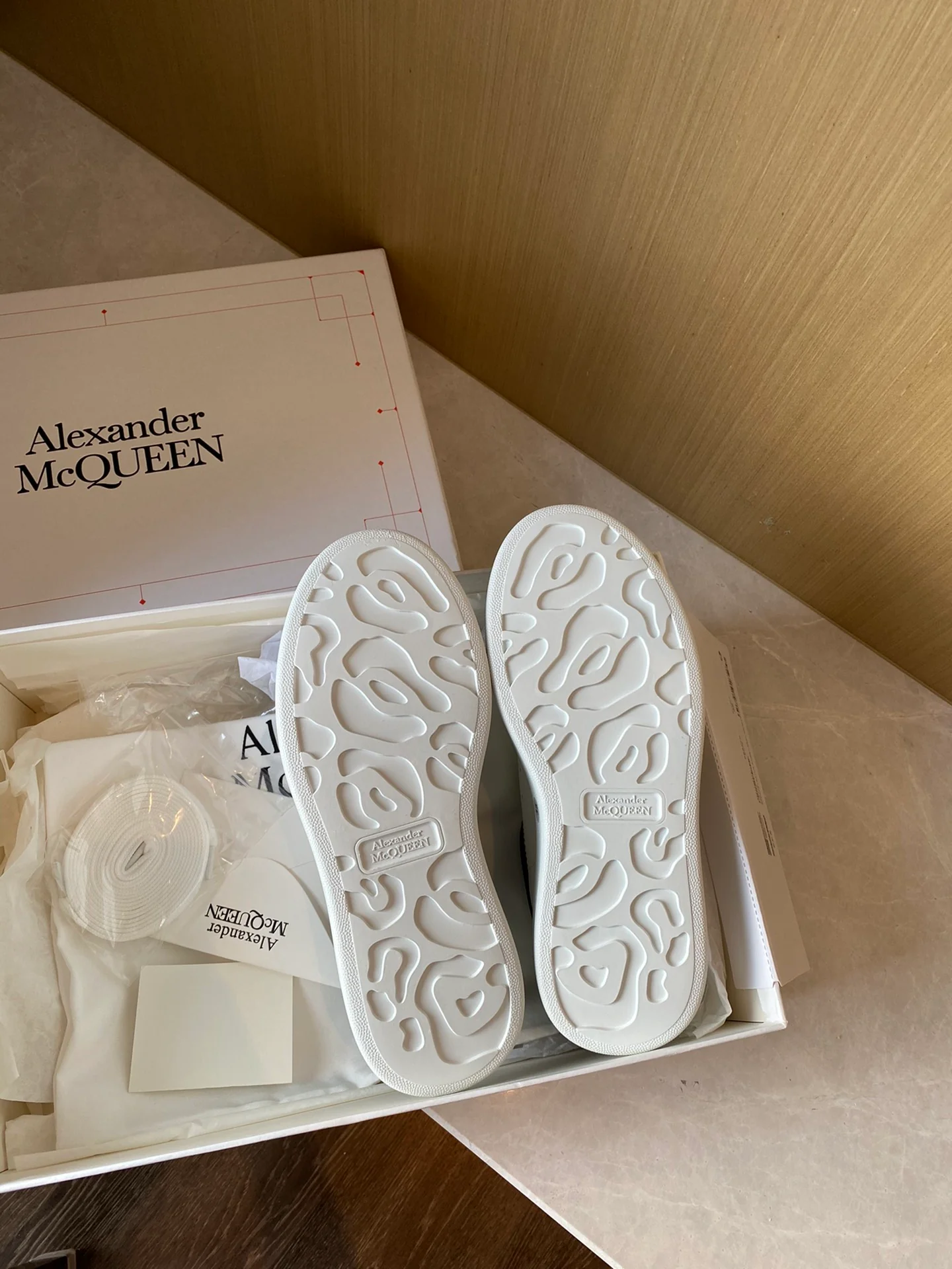 Классические белые кроссовки McQueen с замшевой подошвой и черным каблуком