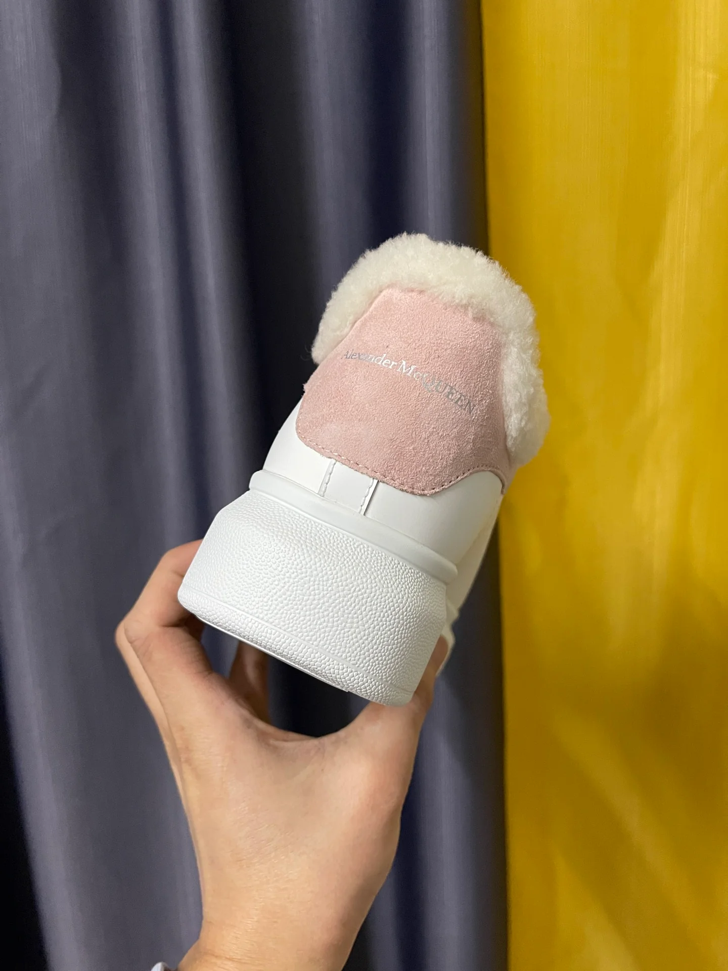 Классические белые кроссовки McQueen - унисекс - розовый флисовый каблук с белым мехом - Премиум-издание