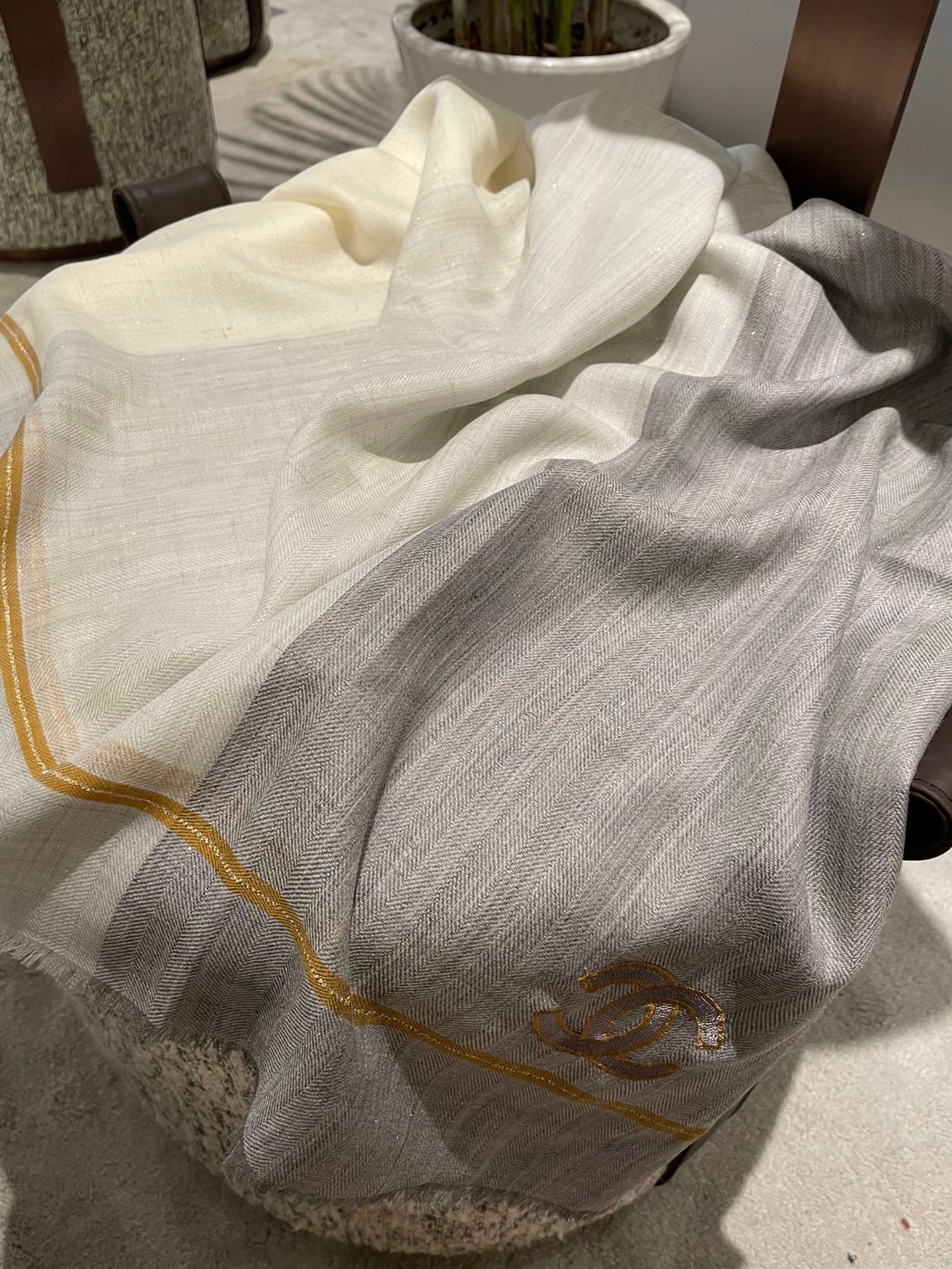 Chanel - Мягкий однотонный шарф - 105-180 см - Серый