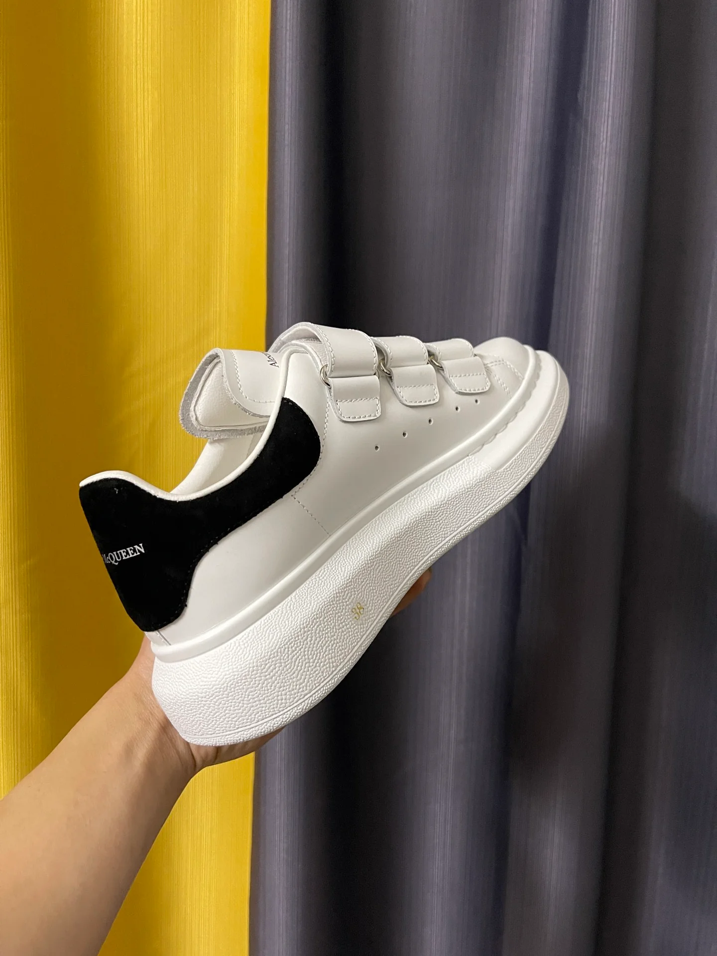 Классические белые кроссовки McQueen - унисекс - новая застежка на липучке - топовая версия McQueen.