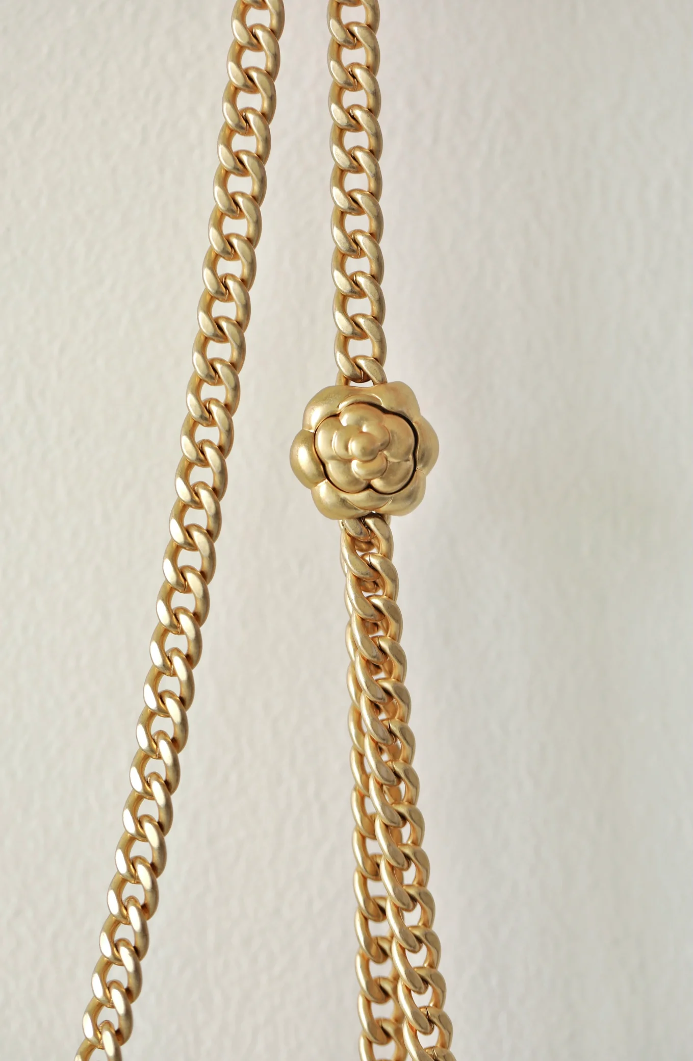 Новинка сезона весна/лето 2023 от Chanel - Сумка через плечо с цепочкой Camellia - WOC - Желтая 