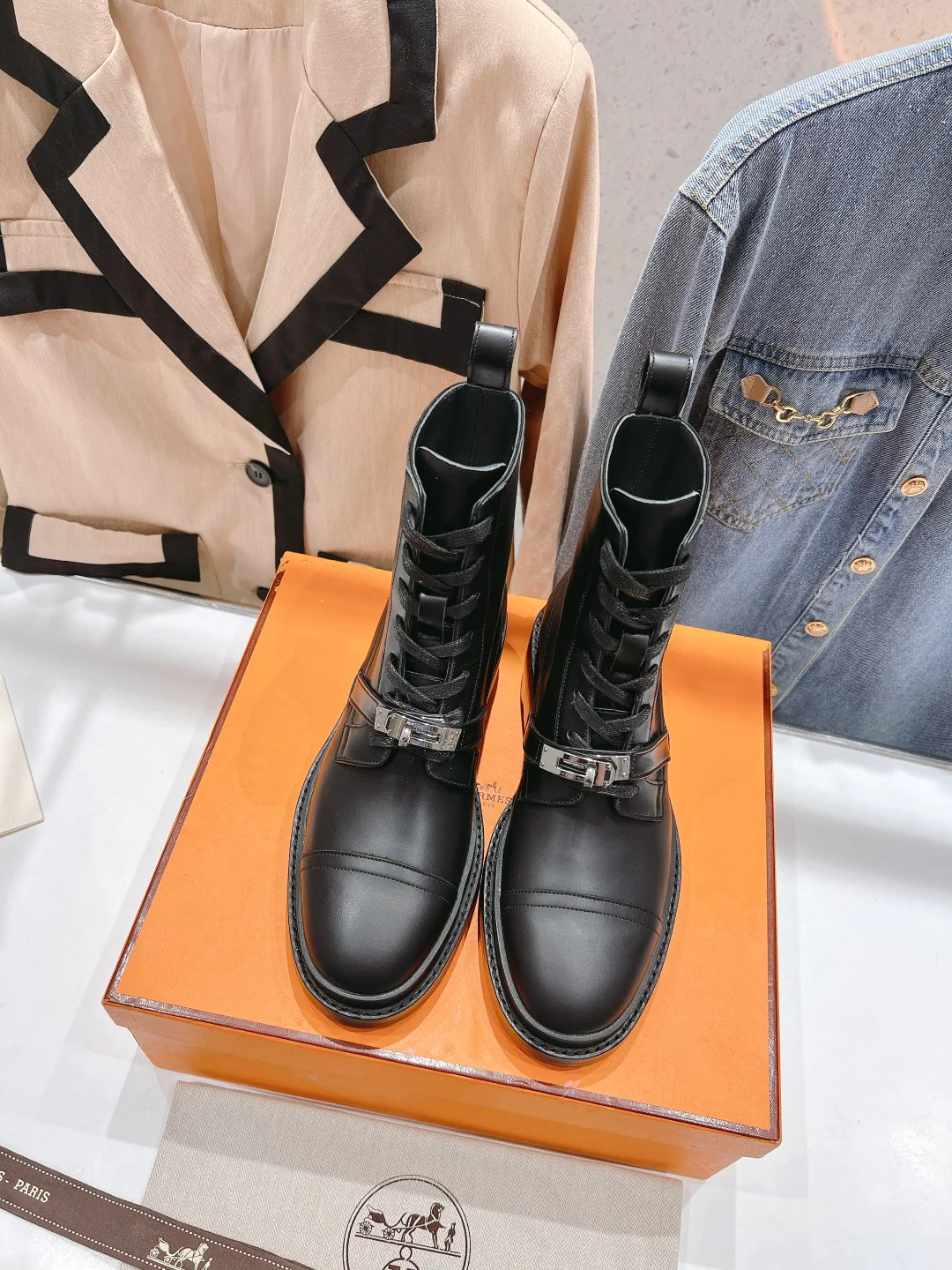 Новинка сезона осень/зима 2023 от Hermes - Ботильоны на шнуровке унисекс - Черные