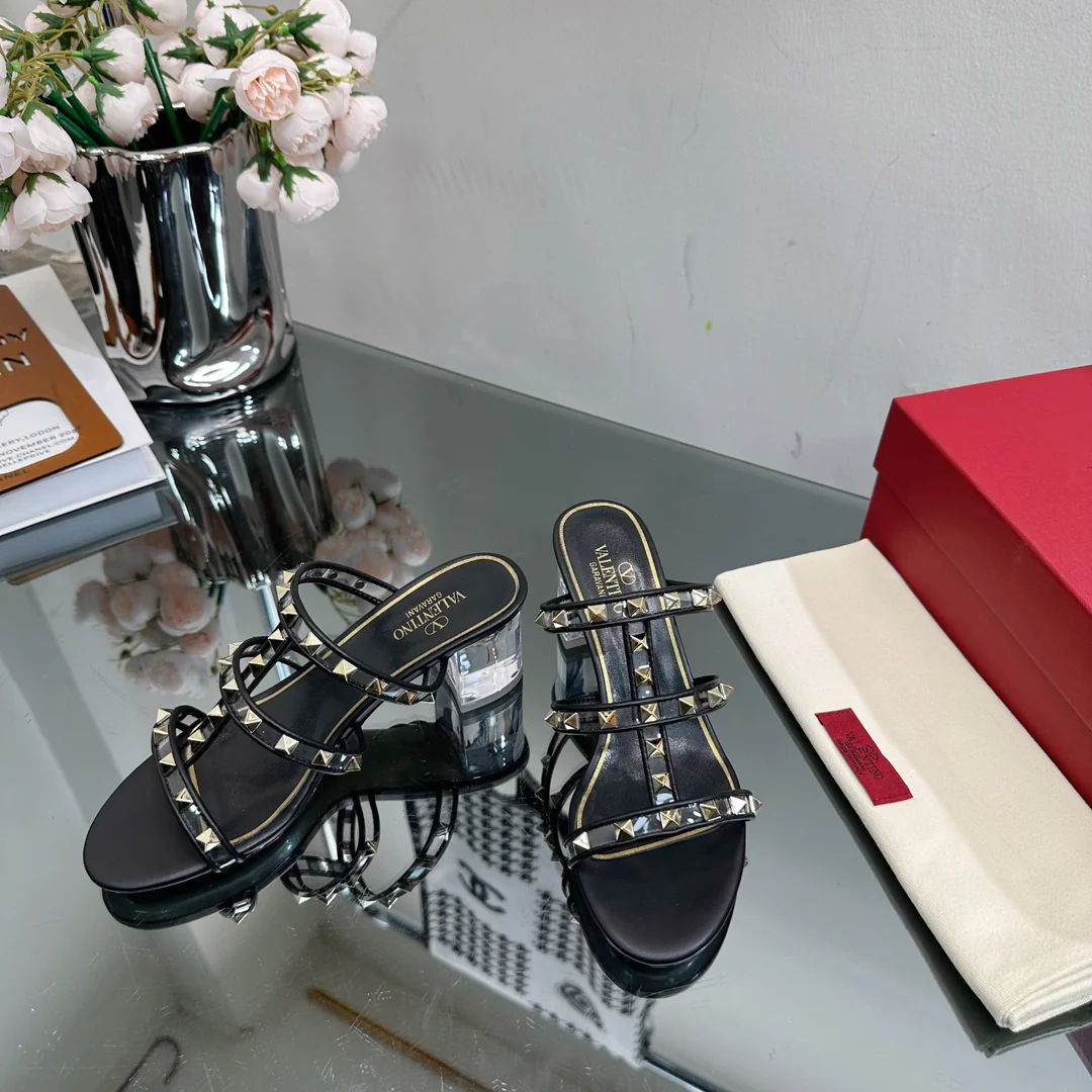 Новинка сезона весна/лето 2023 от Valentino - Прозрачные сандалии на каблуке с кристаллами - Черные