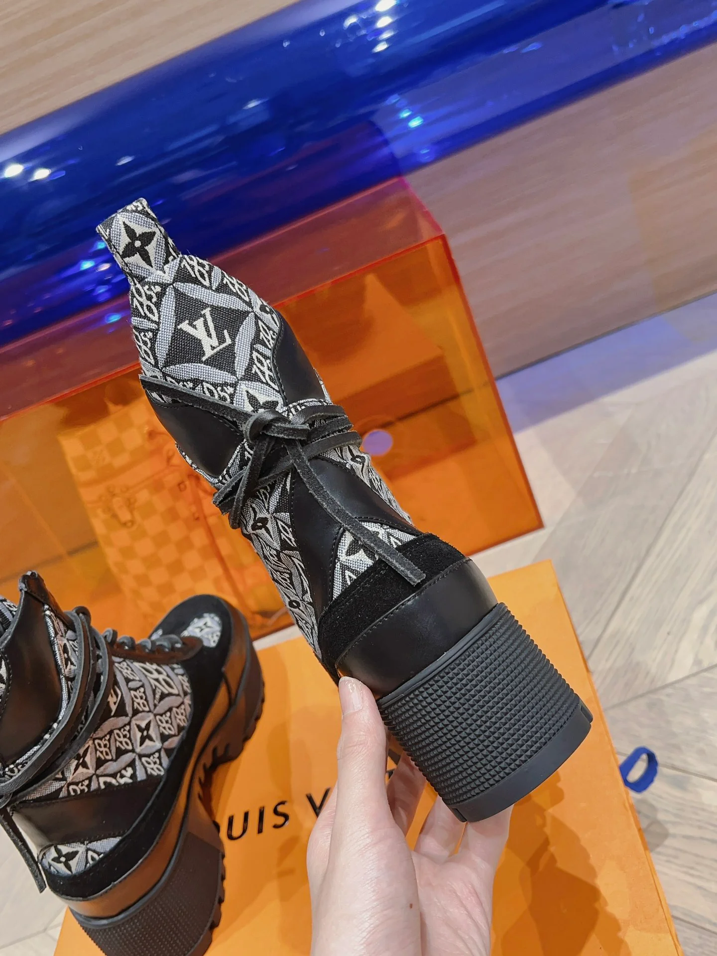 Новинка осенне-зимней коллекции LV 2023 — Ботинки Мартин на высоком каблуке — Черная серия — Модель 1