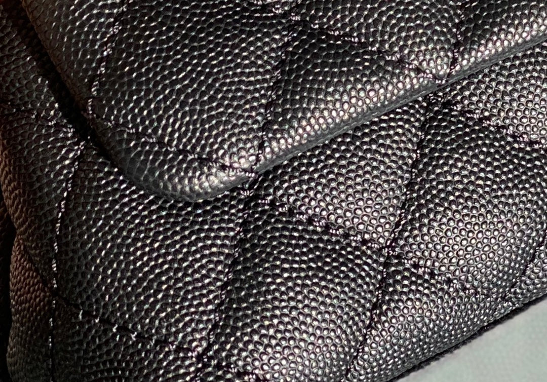 Мини-сумка Chanel Coco Handle — черная кожа с золотистой пряжкой.