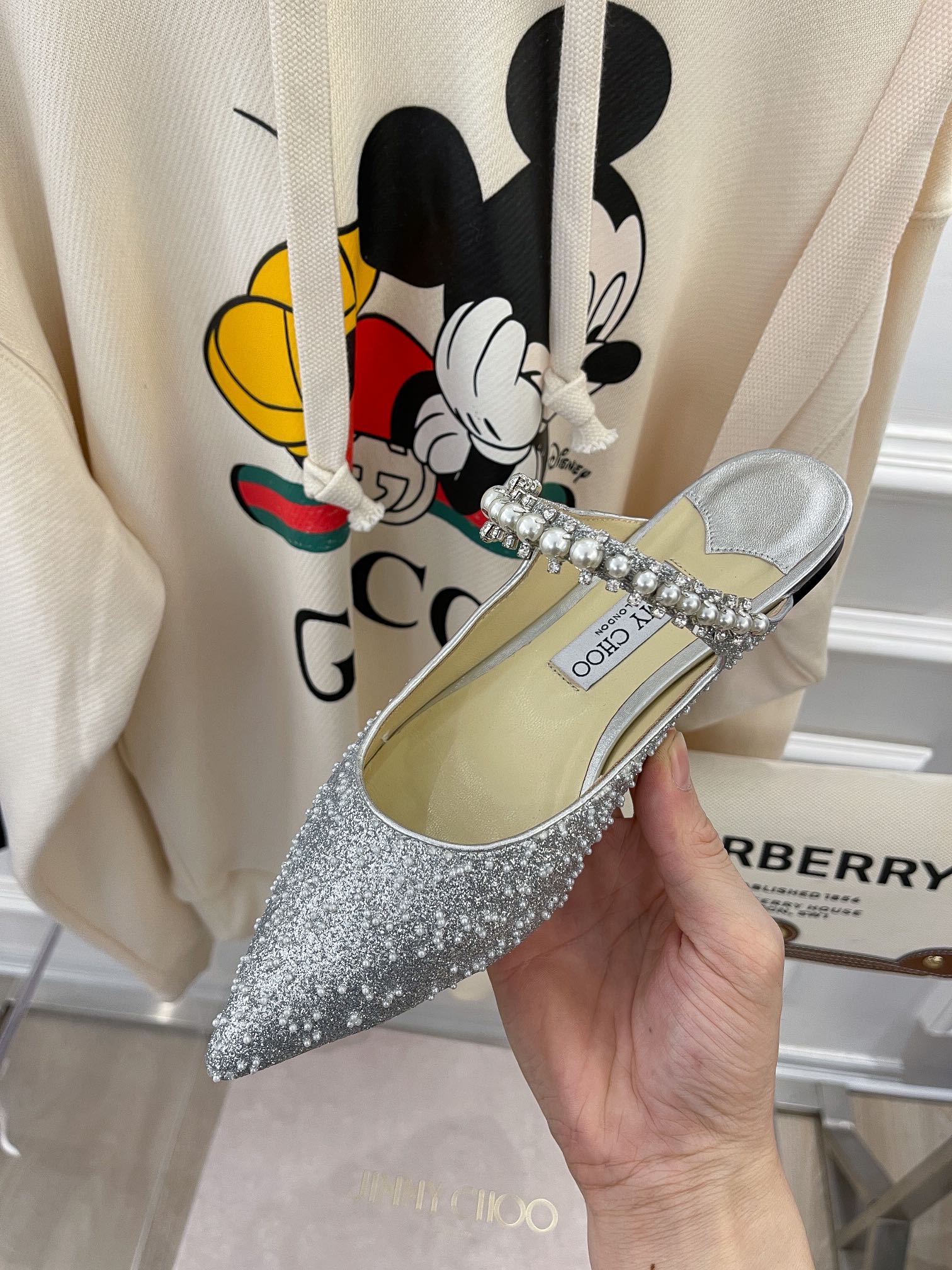 Сандалии на низком каблуке с цепочкой и жемчужной отделкой от Jimmy Pearl - 1