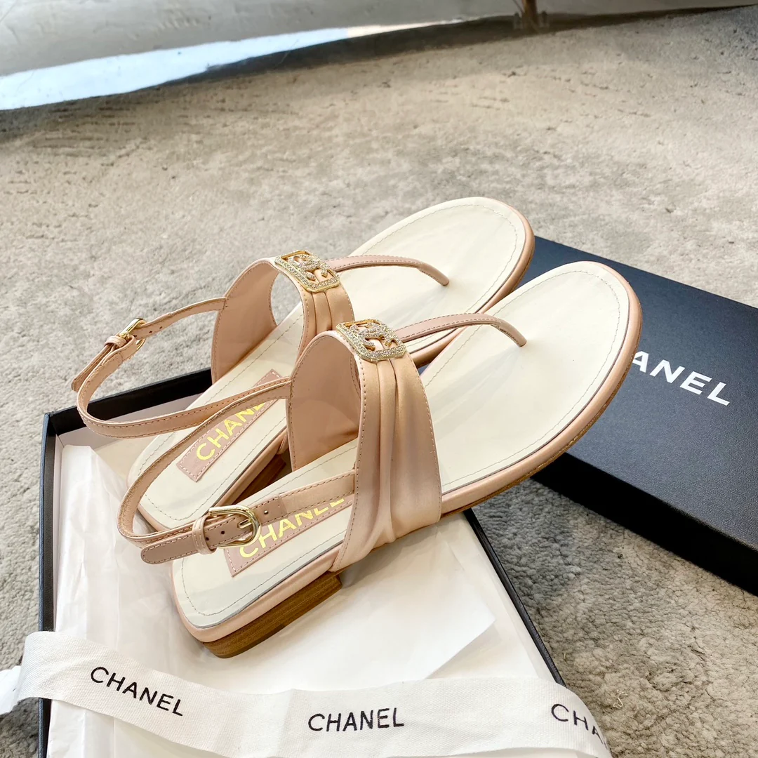 Новинка сезона весна/лето 2023 от Chanel - сандалии с пряжкой C - розовые.