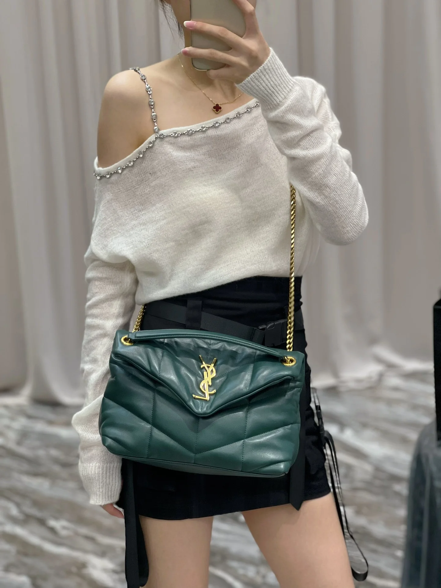 Стеганая сумка YSL из овечьей кожи — темно-зеленая с золотой фурнитурой — овечья кожа — 29 см — На фото: сумка в носке