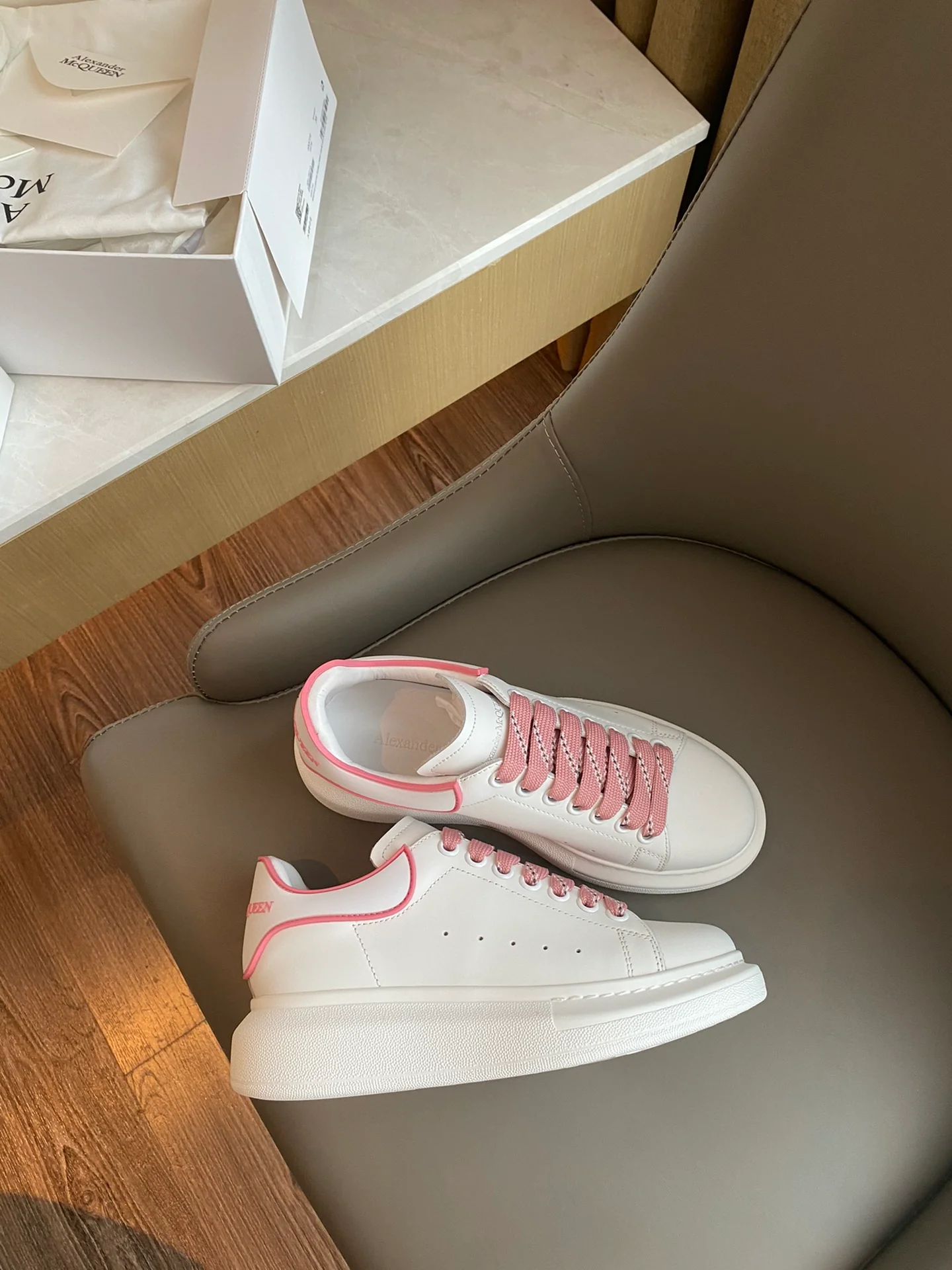 Классические белые кроссовки McQueen с 3D-логотипом из смолы — розовые