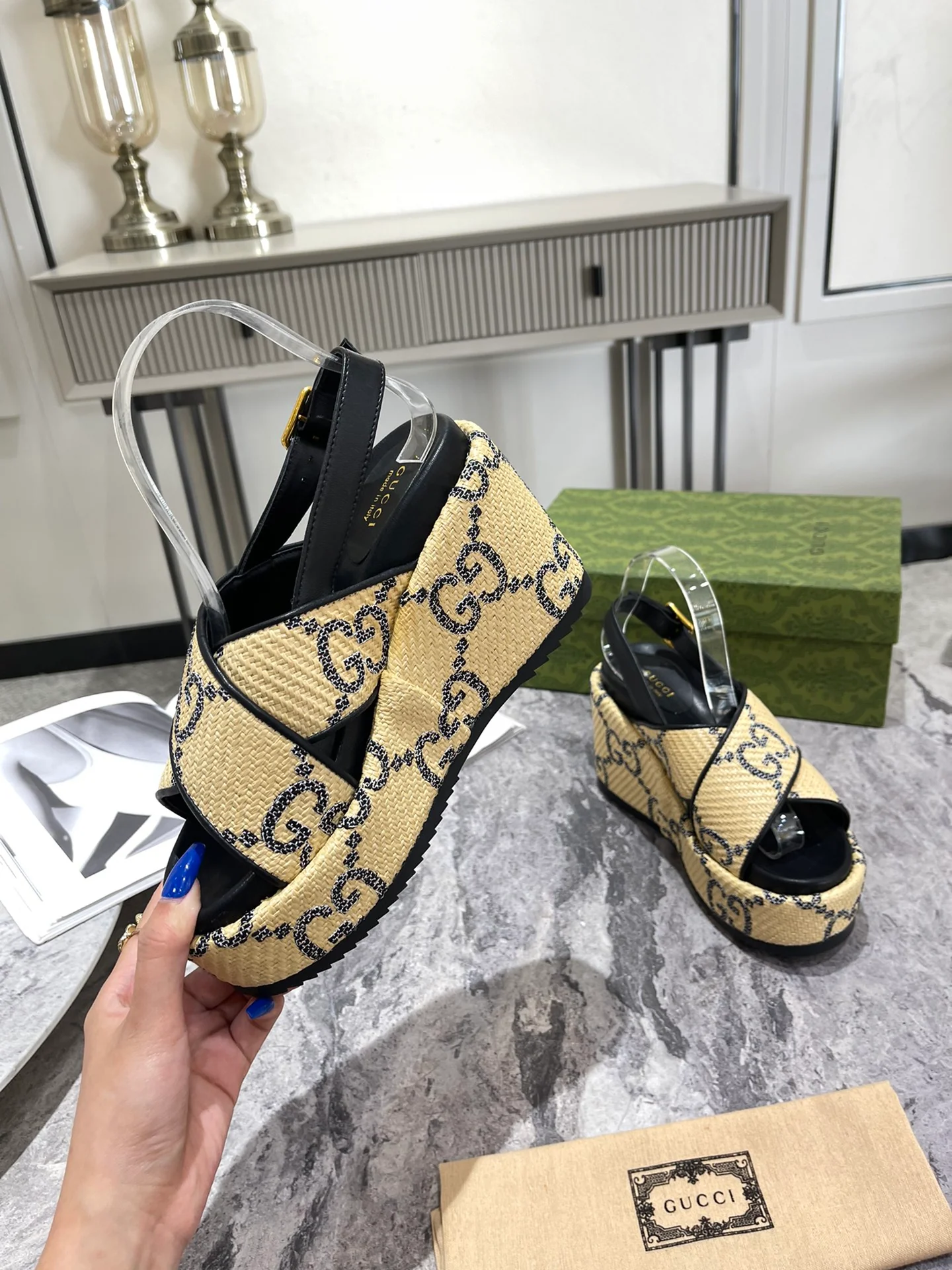 Новинка Gucci 2022 года - Сандалии на танкетке