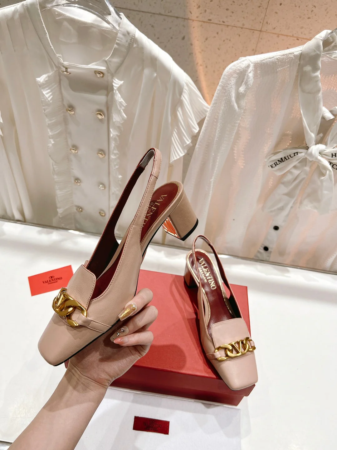 Новинка лета 2023 от Valentino - сандалии на массивном каблуке с цепочкой.