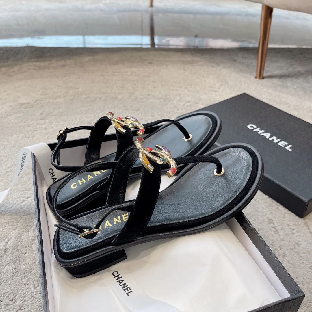 Новинка сезона весна/лето 2023 от Chanel - сандалии из овечьей кожи с драгоценными камнями - черные.