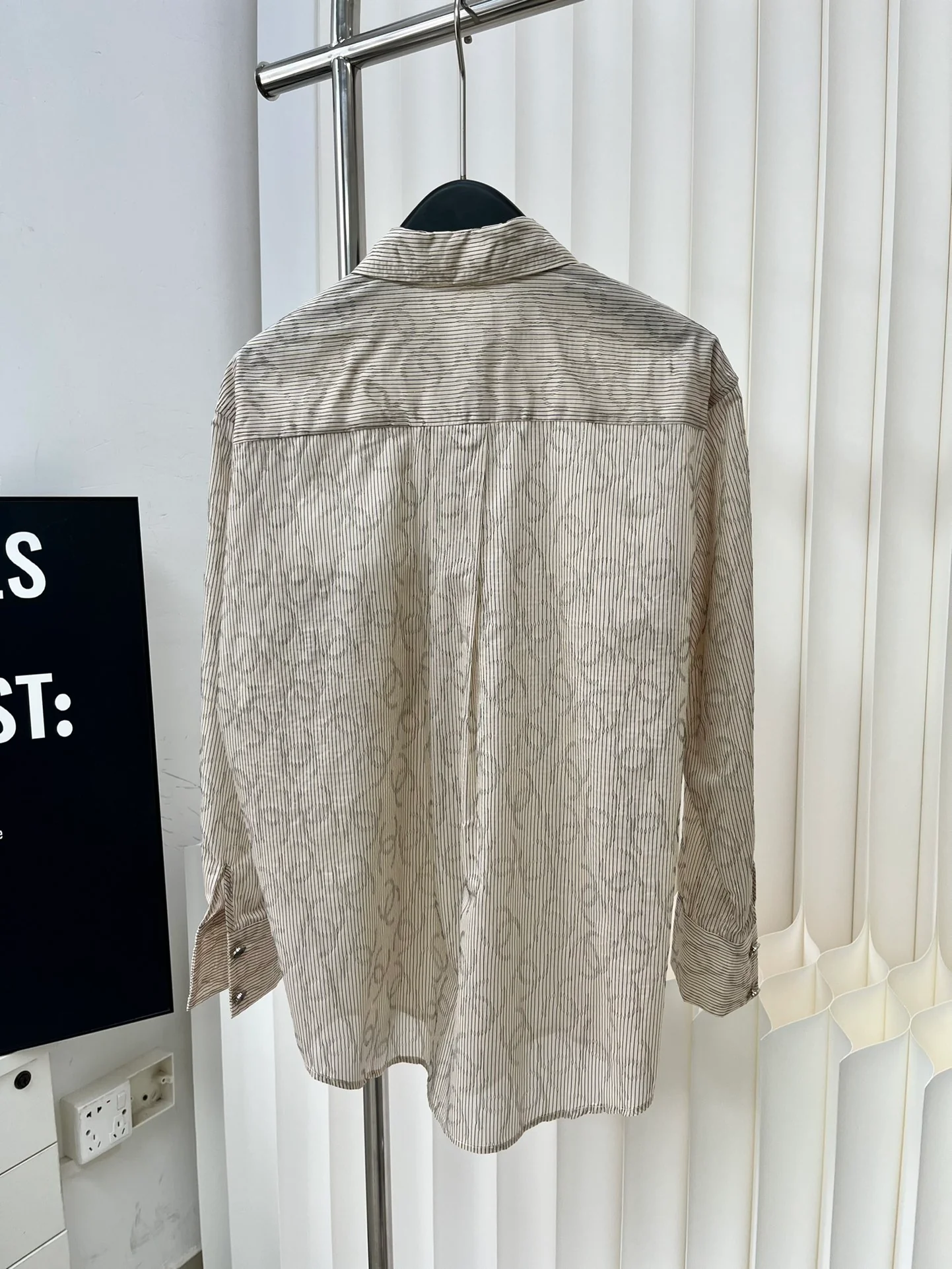 Chanel 2403 - Рубашка с двойным С-образным воротником и тонким узором - Коричневая