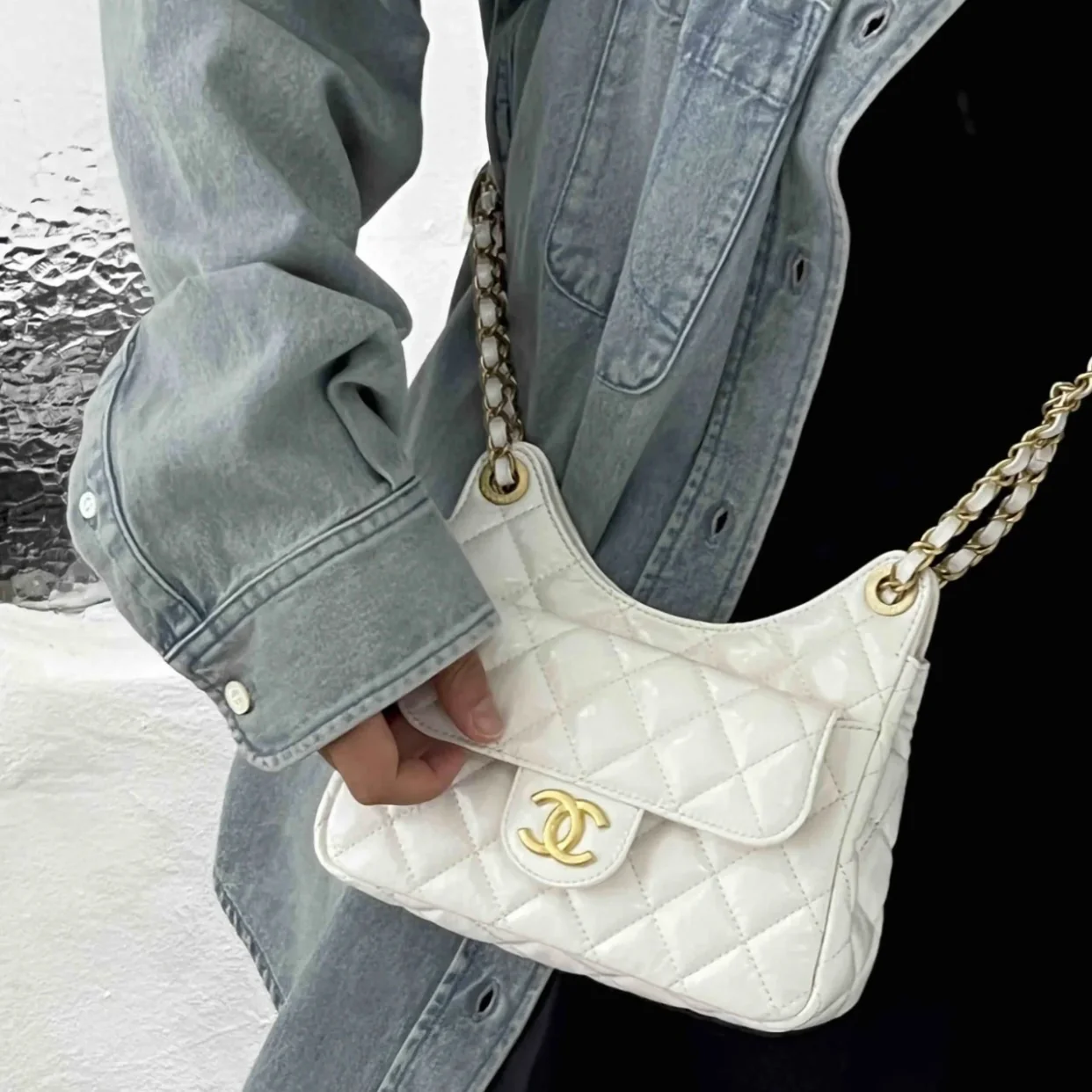 Коллекция Chanel ?Ранняя весна 2023? — сумка-хобо в стиле хиппи — маленькая — белая — на фото — 1