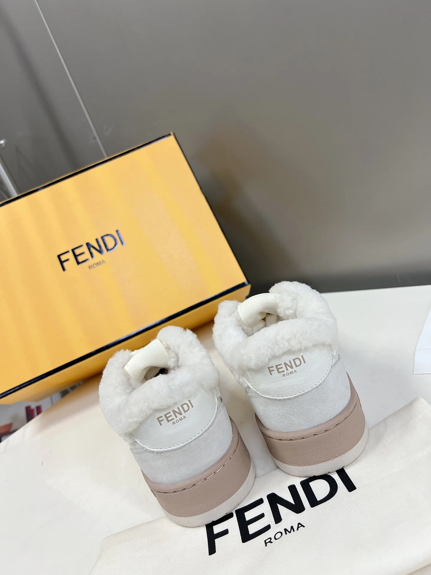 Кроссовки Fendi 22ss из овечьей шерсти, повседневные, белые.