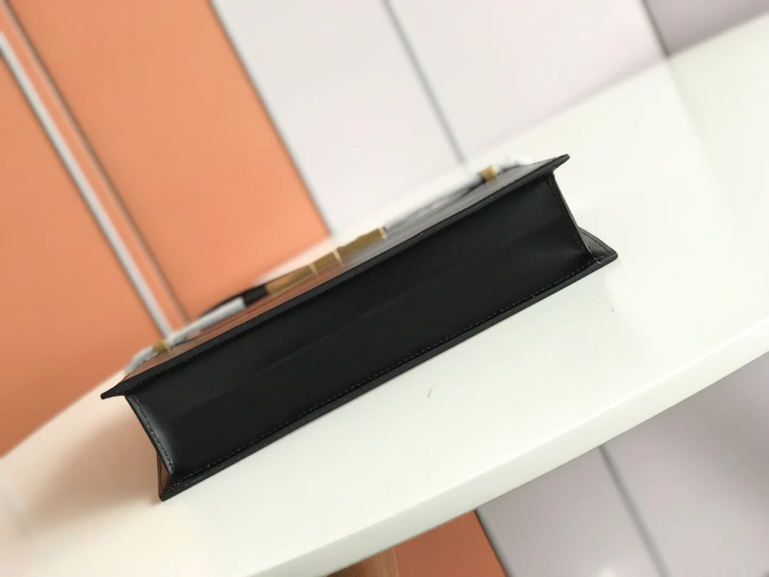 Сумка YSL Manhattan - черная, из овечьей кожи.