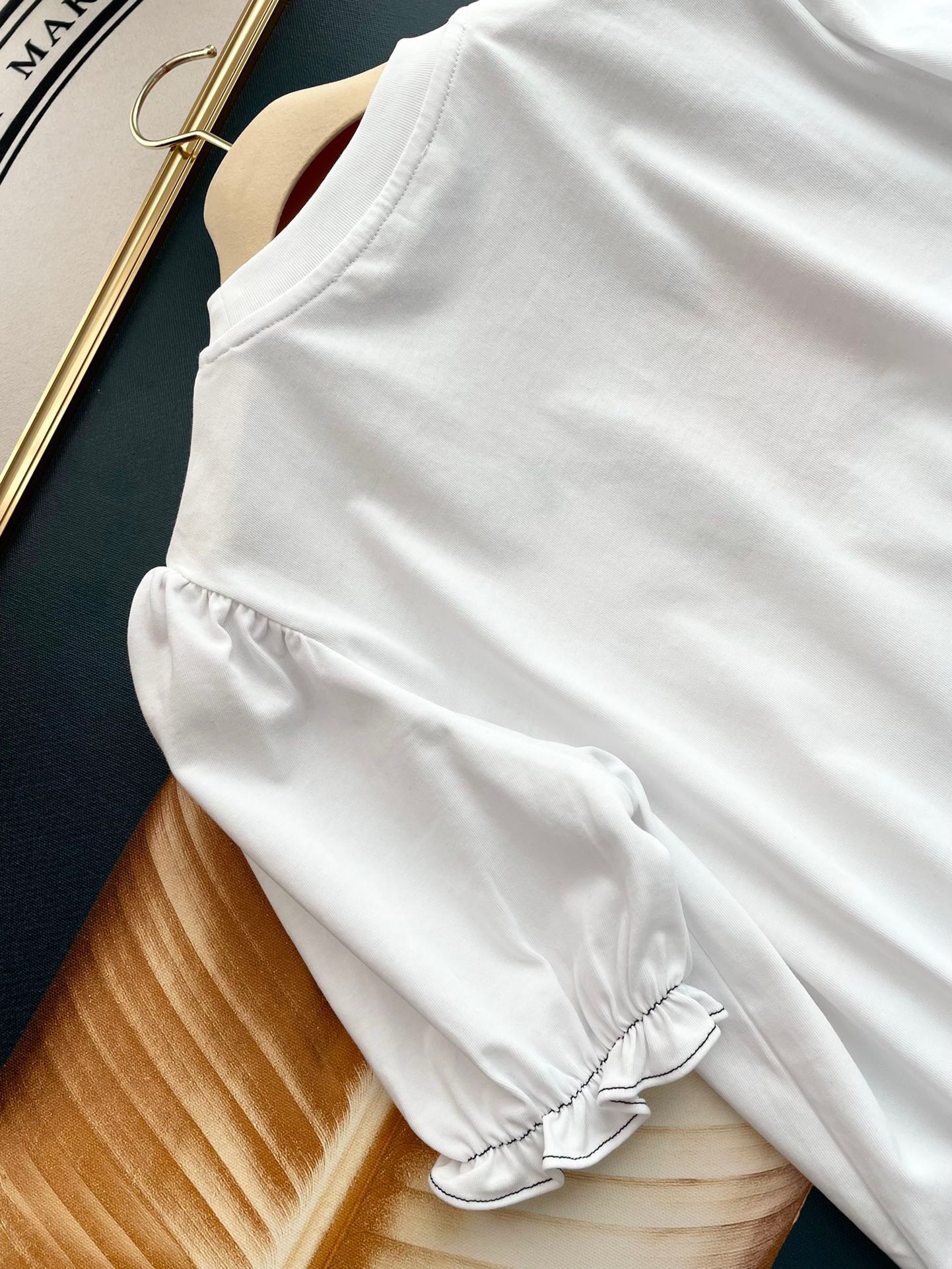 Miu Miu-2404 - Футболка с коротким рукавом, пышными рукавами, украшенная заячьими ушками и заклепками, с круглым вырезом и надписью.