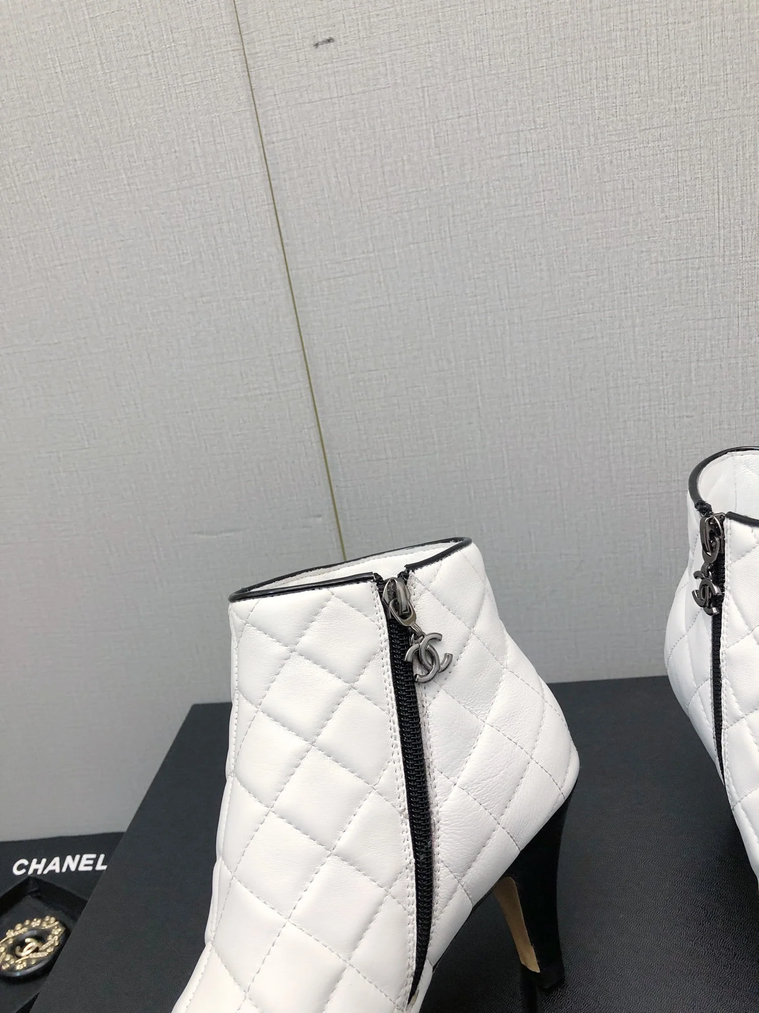 Новинка сезона осень/зима 2023 от Chanel - Ботильоны на массивном каблуке с круглым носком - 7 см - Белые