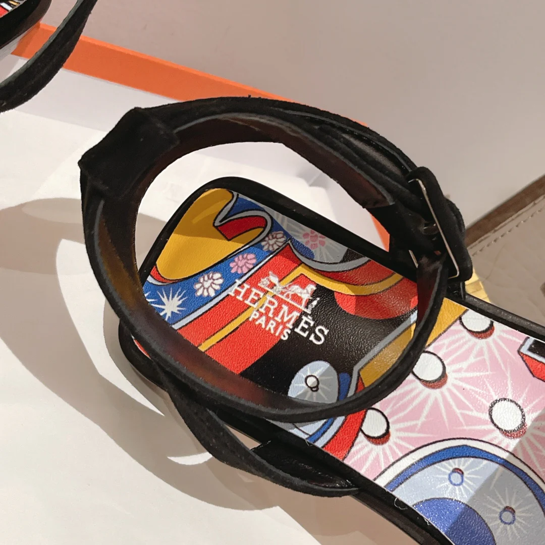 Новинка весны 2022 года от Hermes - сандалии на плоской подошве.