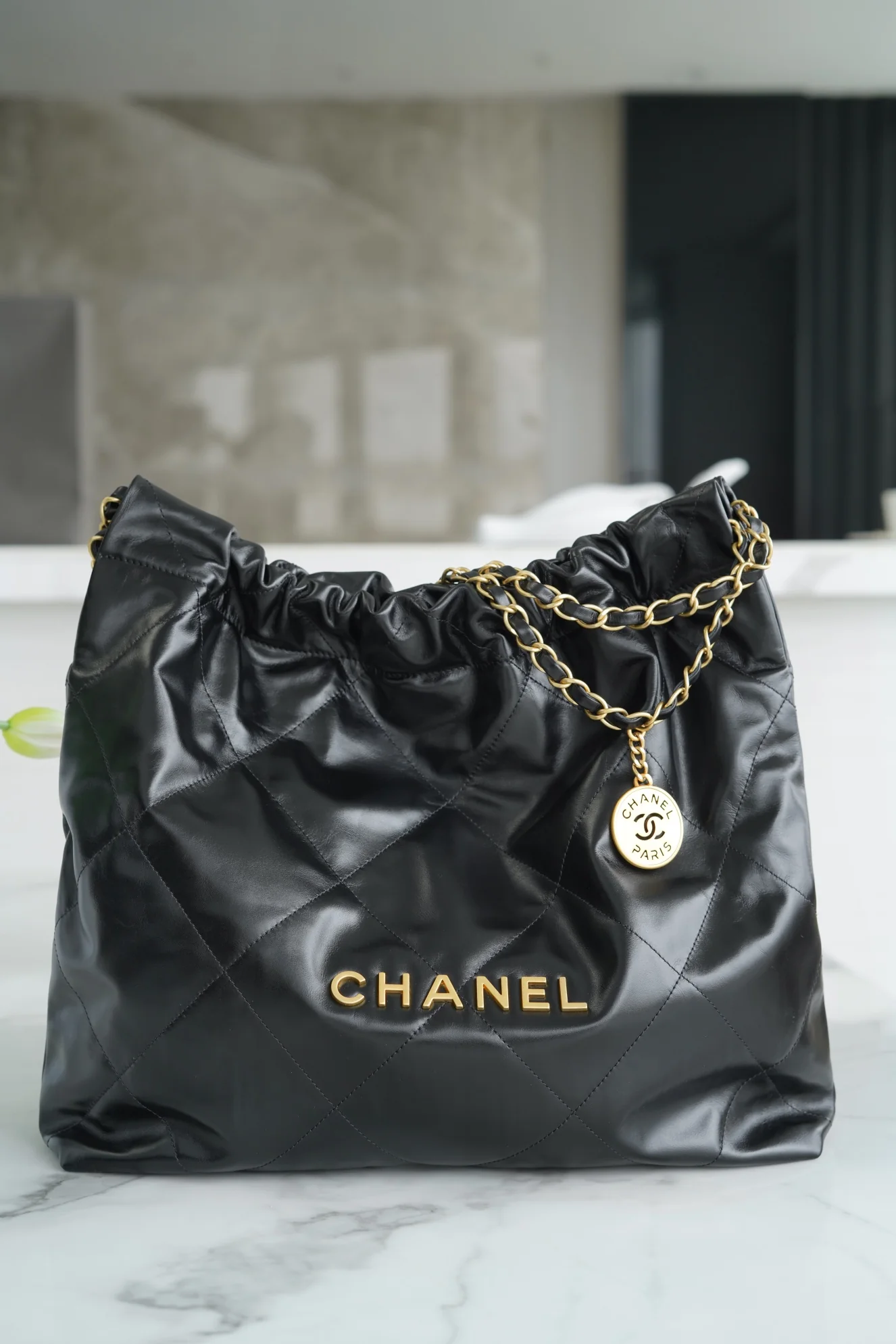 Сумка Chanel 22p 22bag, средний размер, черная с золотой пряжкой.