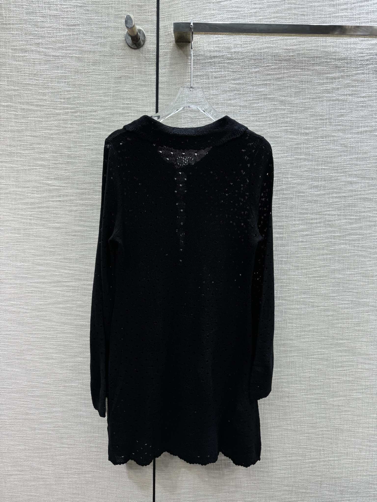 Chanel 2403 - Платье из ажурной вязки с двойной буквой С - Черное