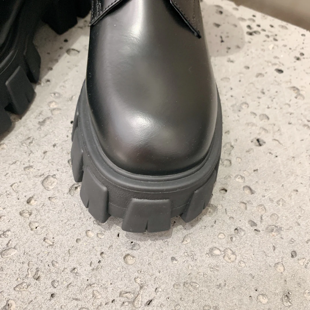 Prada - Новинка сезона осень/зима 2022 - Ботинки на платформе с сумкой