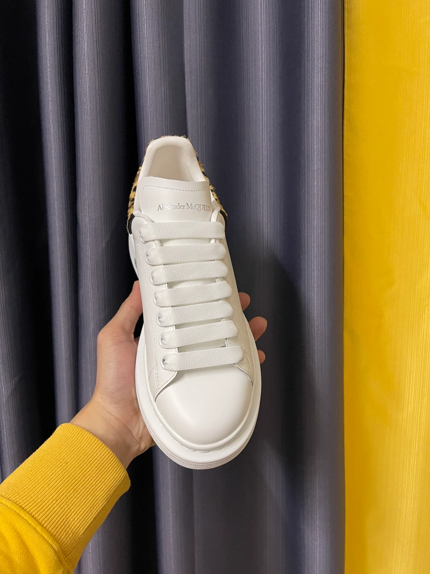 Классические белые кроссовки McQueen - унисекс - леопардовый принт и прическа 