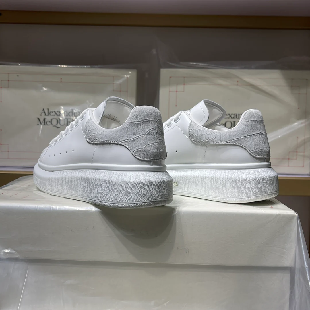 Классические белые кроссовки McQueen - унисекс - белый бархат с крокодиловым рисунком на задней части