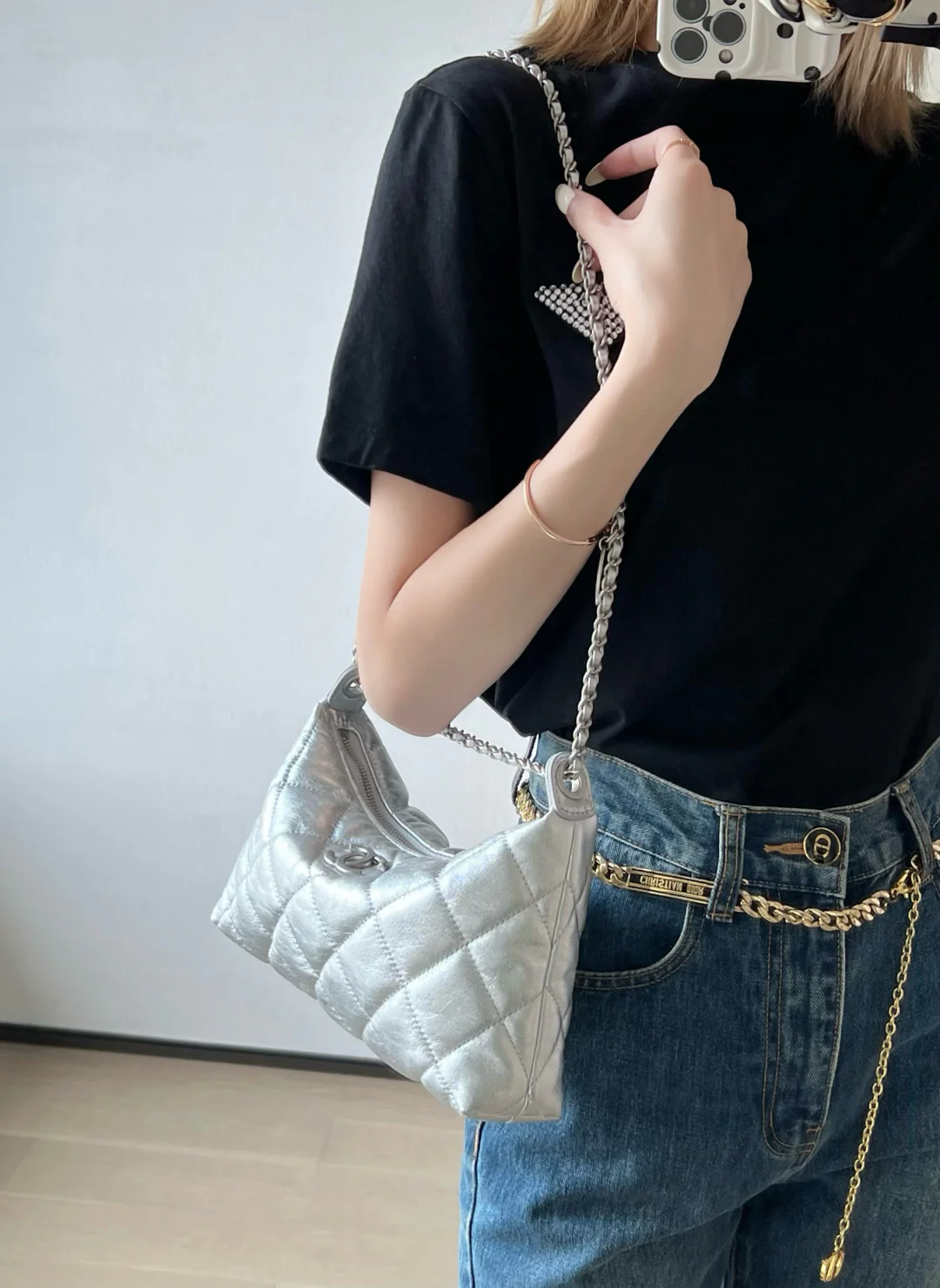 Сумка-пельмень Chanel с серебряной цепочкой для монет