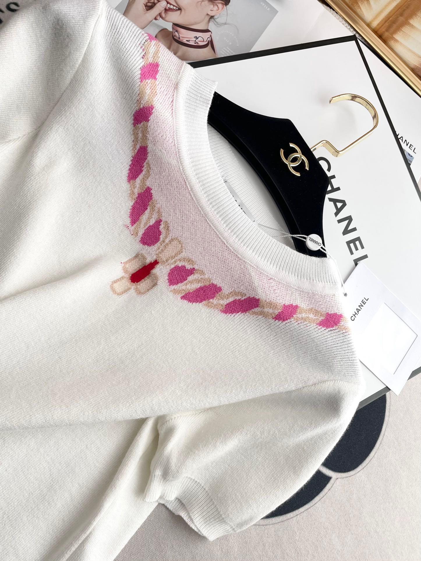 Колье Chanel 2403 из жаккардовой ткани с драгоценными камнями и вышитым круглым вырезом, вязаное, с коротким рукавом - белое.