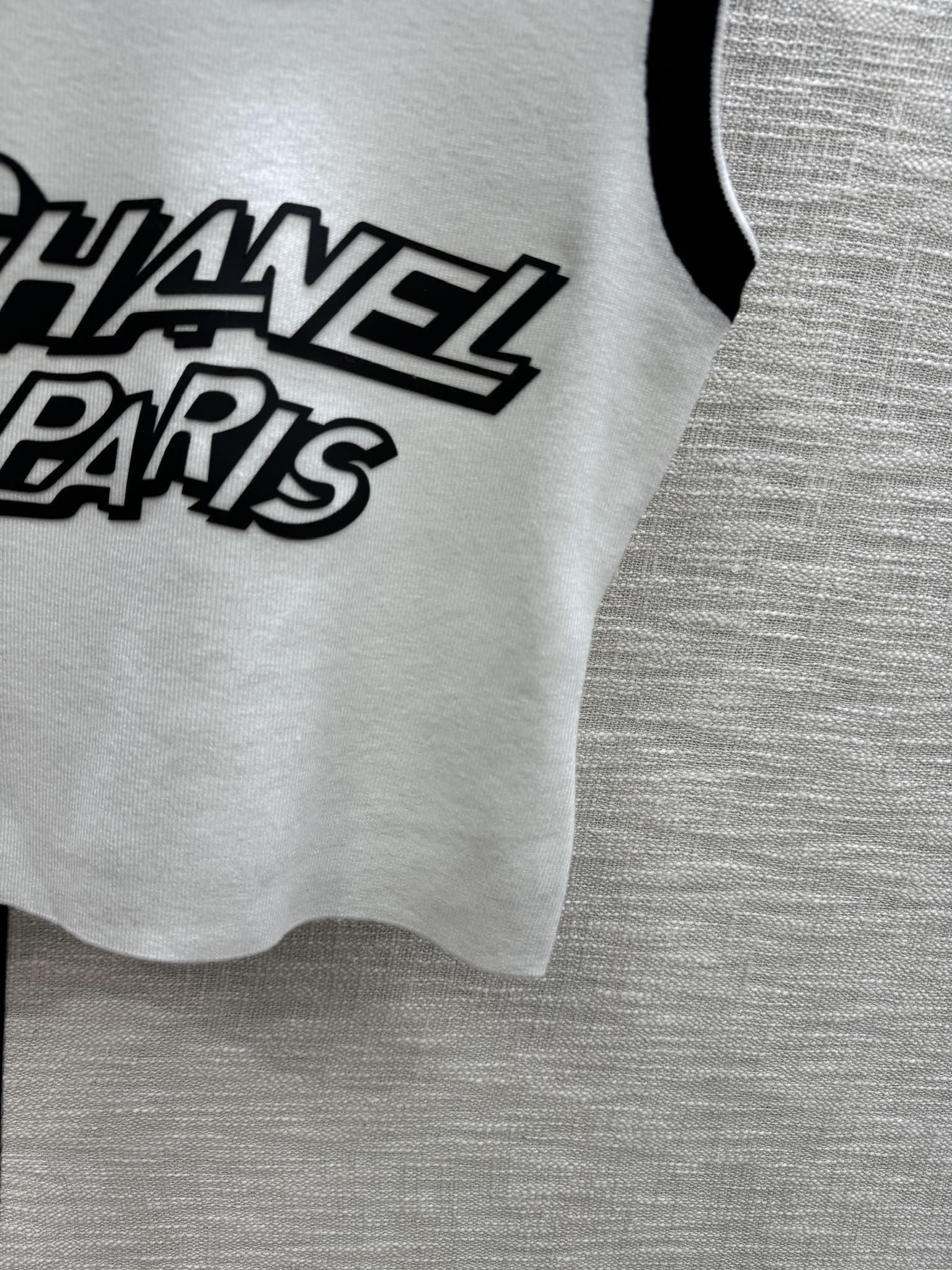 Chanel - 2403-24 Вязаный жилет с двойной буквой С, новая коллекция ?Ранняя весна? в стиле колор-блок - белый