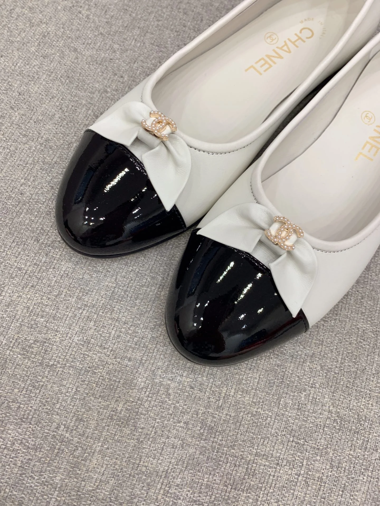 Классические балетки Chanel с двойной пряжкой в ??виде буквы С — дизайн ?бабочка?, белые.