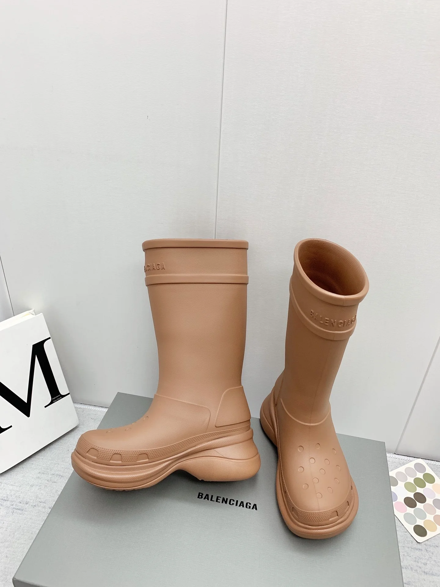 Резиновые сапоги Balenciaga на нескользящей платформе из коллекции осень/зима 2022 x Crocs - абрикосовый цвет.