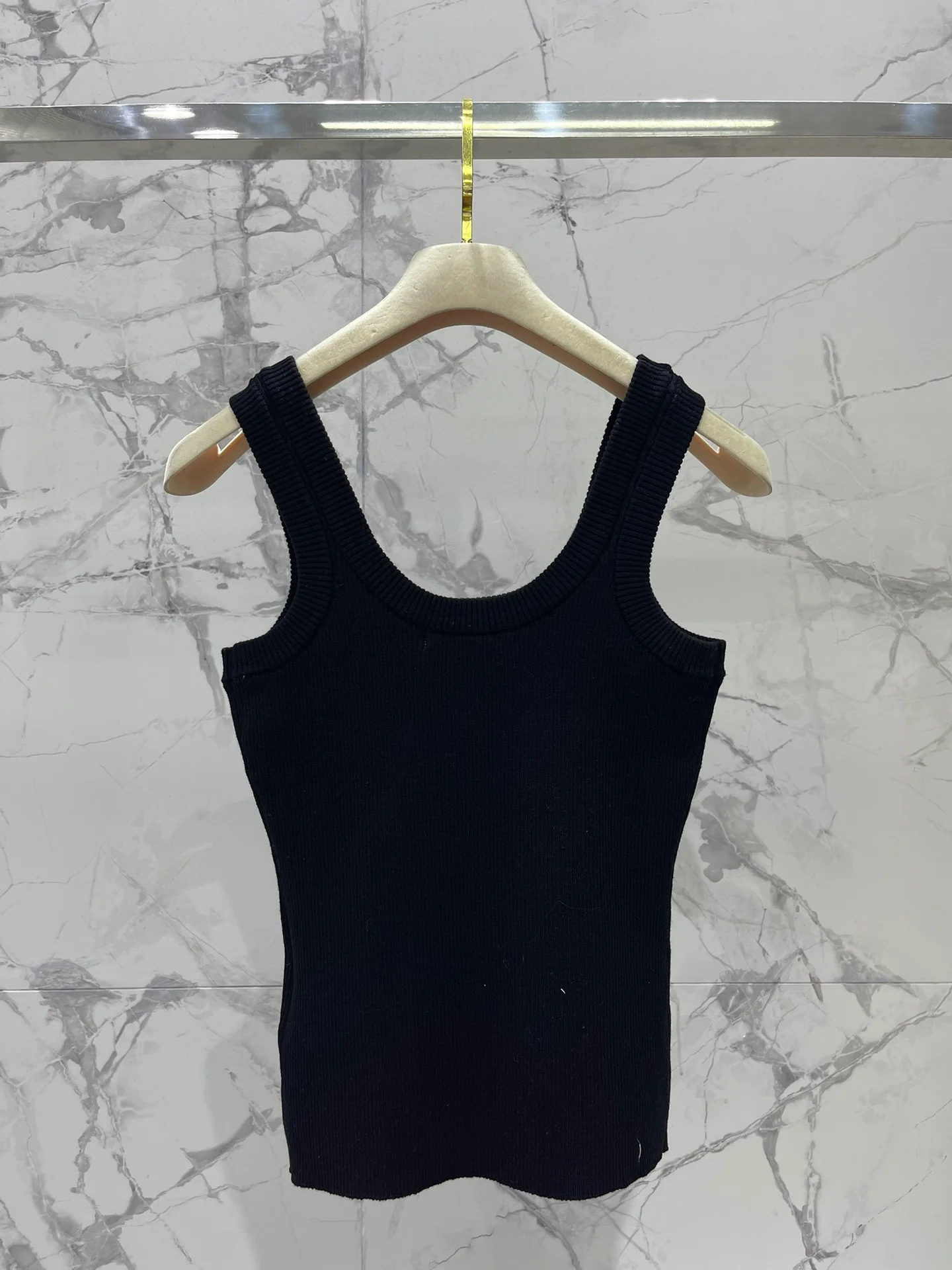 Miu Miu - Летняя новинка 2404-24: Элегантный вязаный жилет с U-образным вырезом - Черный