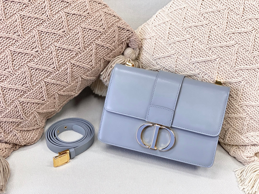 Часы Dior Montaigne серии 30, 24 см, гладкая кожа, пряжка из небесно-голубой эмали.