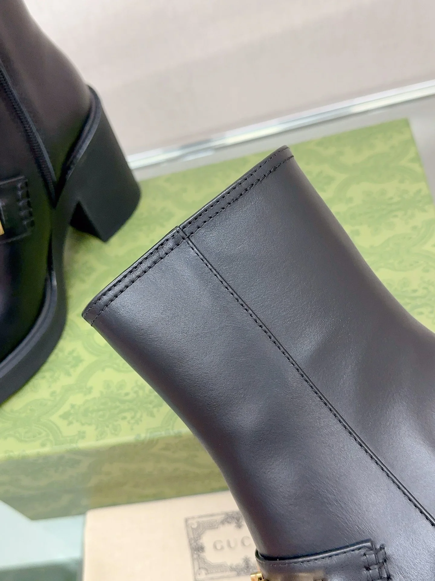 Новинка 2023 года от Gucci - Ботильоны на массивном каблуке с буквенным принтом - Матовый черный