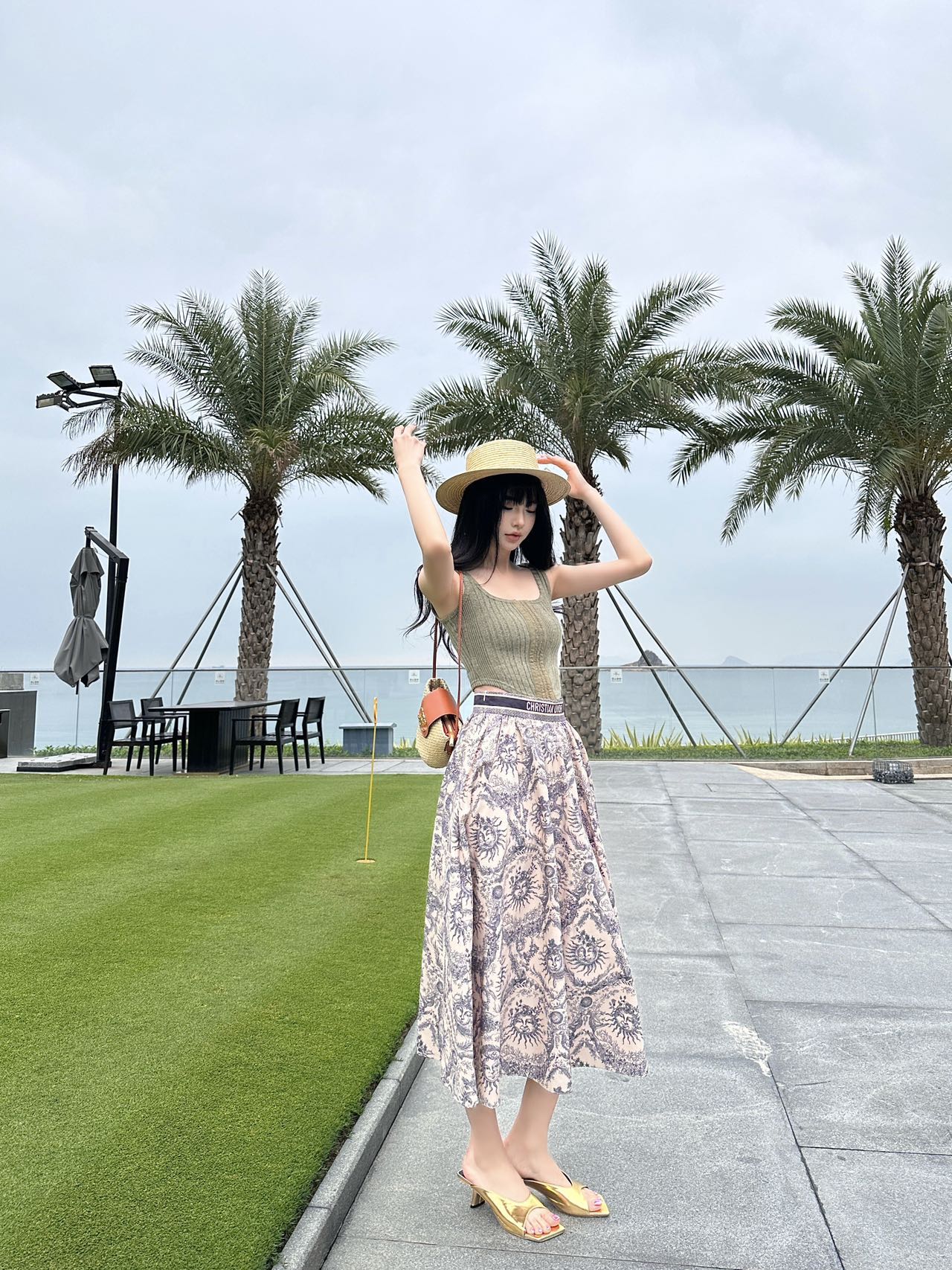 Юбка-миди Dior 2403 с высокой талией и узором ?Бог Солнца? — бежевая.