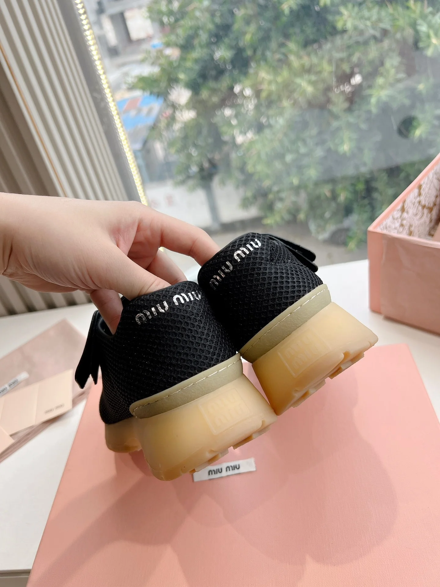 Дышащие повседневные туфли Miu Miu 2024 - черные