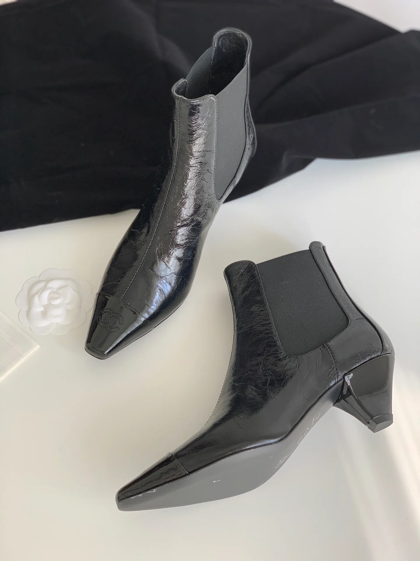 Новинка сезона осень/зима 2023 от Chanel - Ботильоны из овечьей кожи с квадратным носком и массивным каблуком - Матовый черный