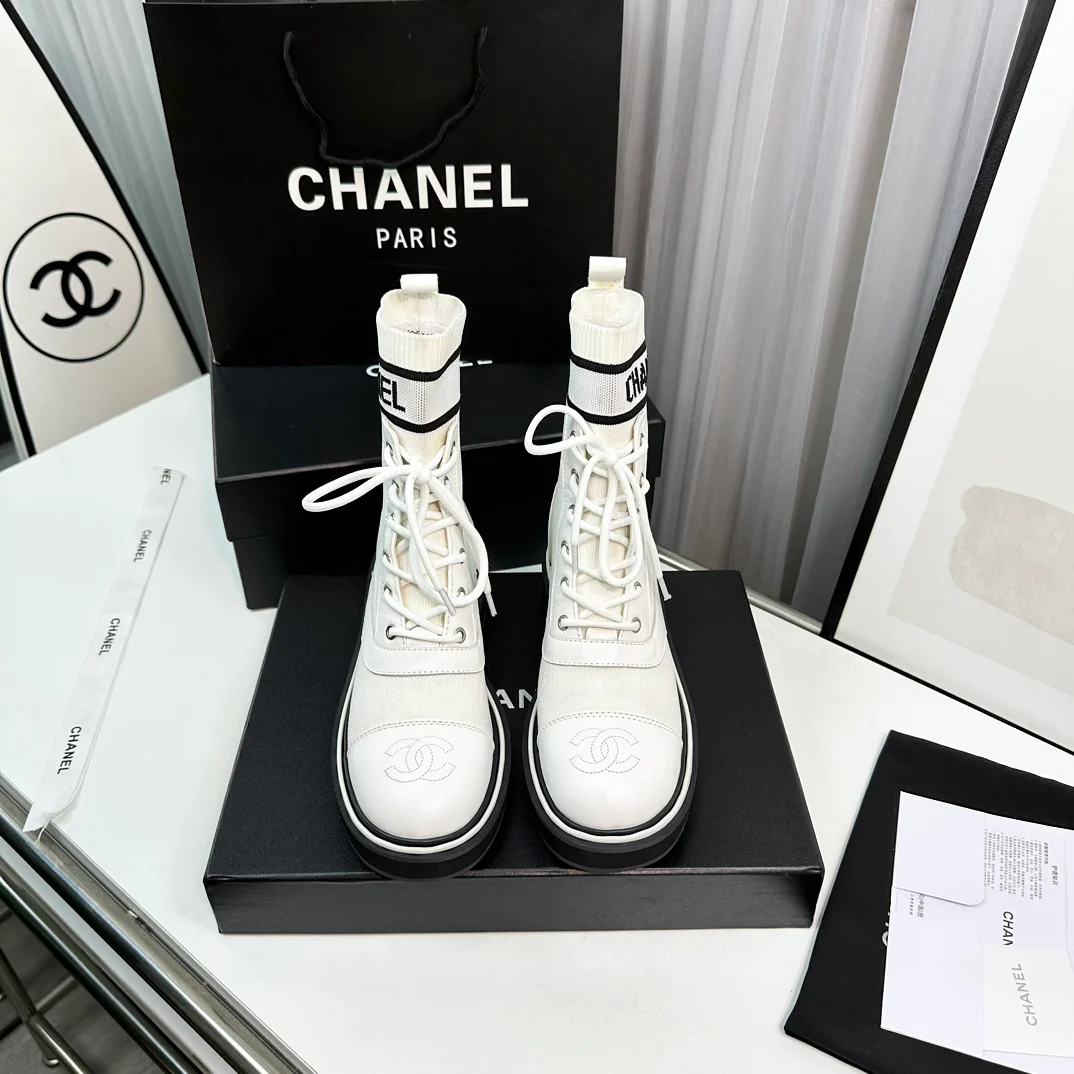 Новинка сезона осень/зима 2023 от Chanel - Ботильоны-носки - Белые