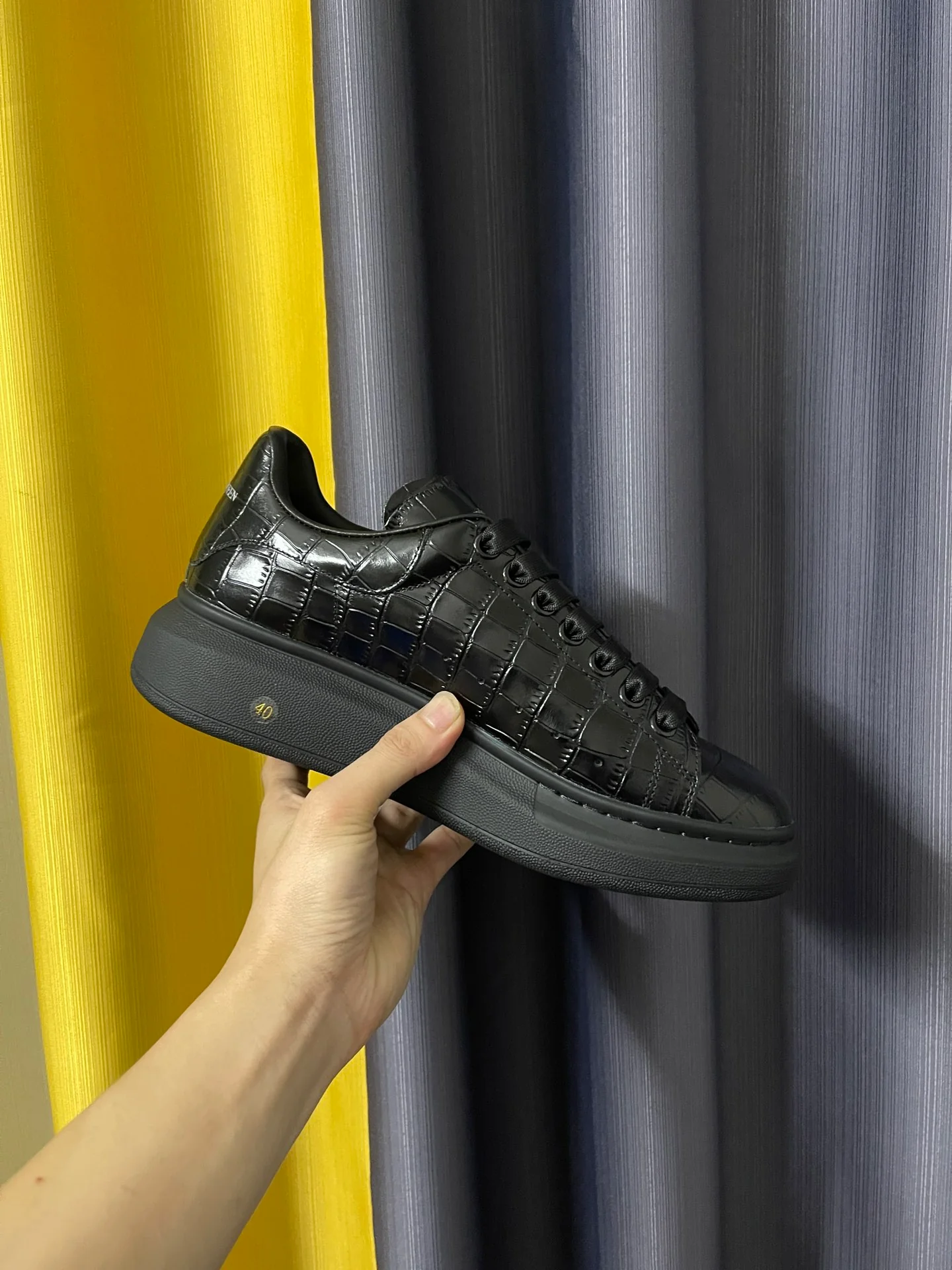 Классические белые кроссовки McQueen - унисекс - с черным крокодиловым рисунком