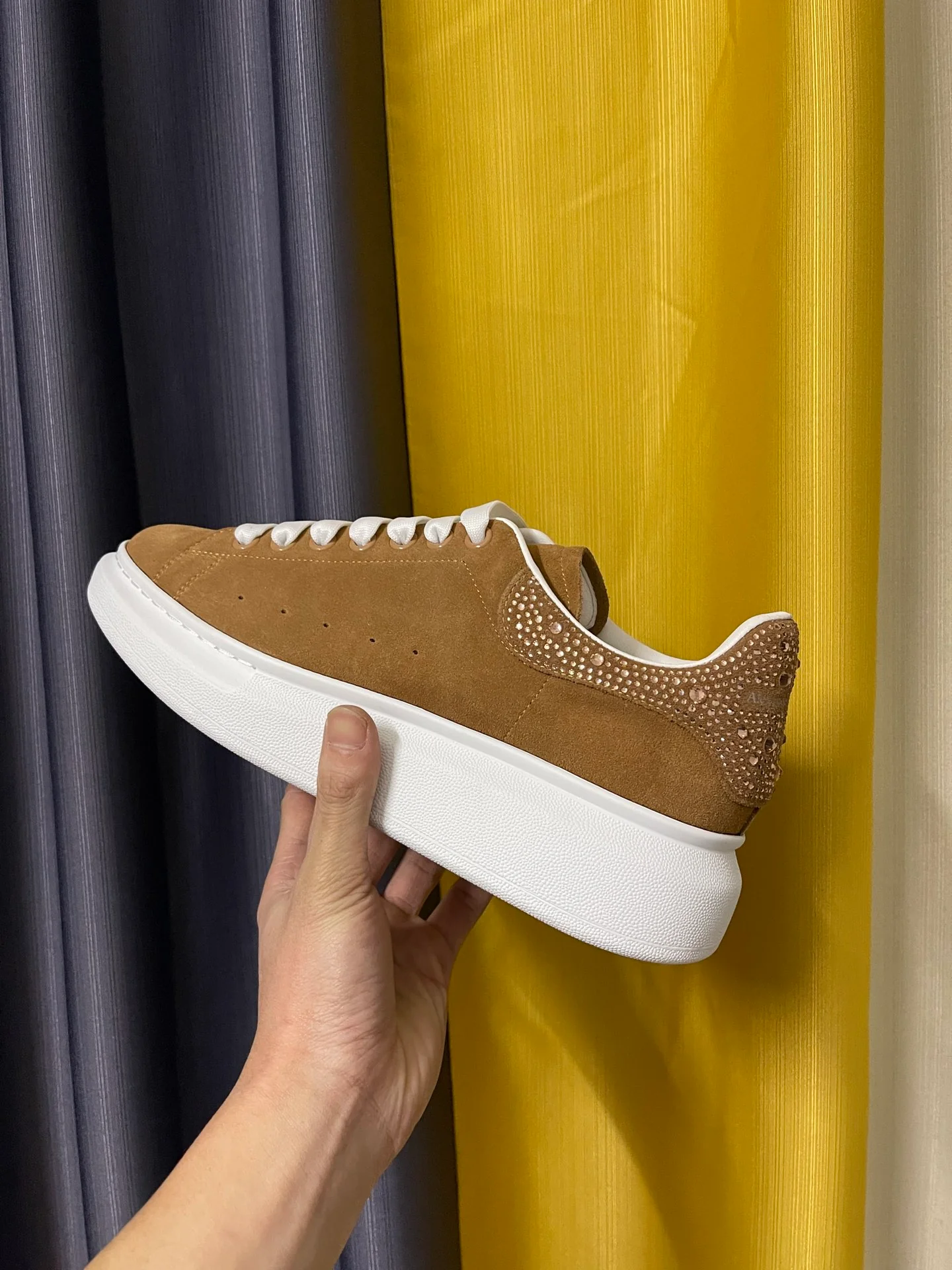 Классические белые кроссовки McQueen - унисекс - коричневая замша - каблук со стразами