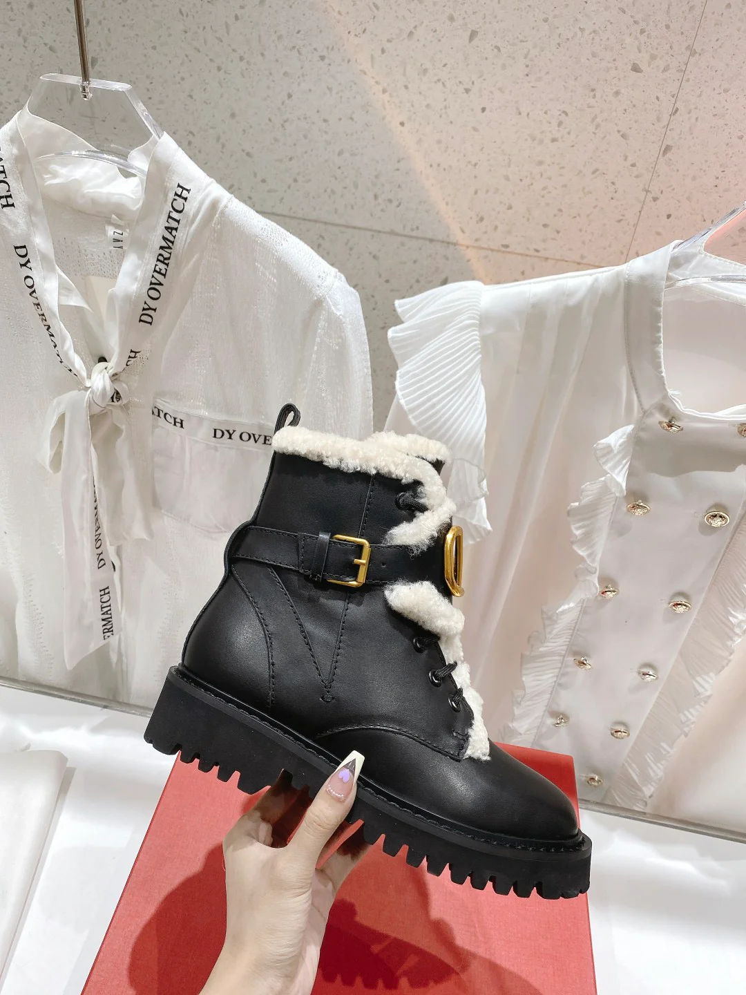 Ботинки на платформе Valentino с подкладкой из овчины — черные