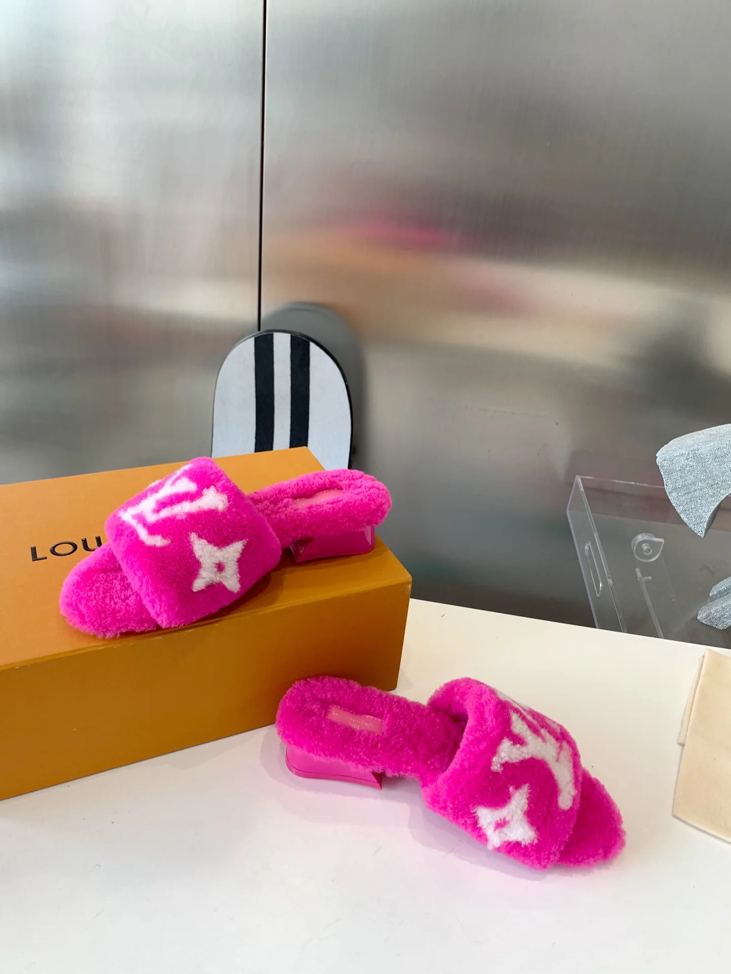 Новинка LV-2022 - Меховые тапочки - Розовые